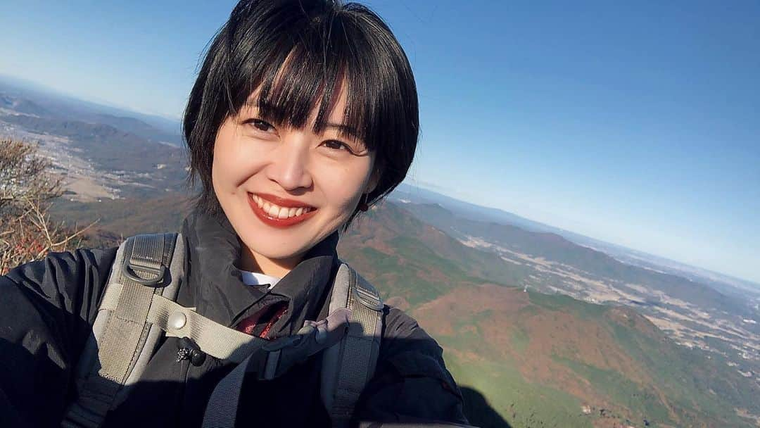 中西華菜さんのインスタグラム写真 - (中西華菜Instagram)「筑波山② 山頂からの眺めが美しくてキャンプとは違う楽しさを見出せた⛰☁️☀️ 見えてるところ全部独り占めできたような贅沢気分を味わえた☺️  将来は田舎に住みたいなあと思ったり🏡🌳 今年の残りはキャンプとゴルフの予定が詰まってるので最後までアクティブに過ごします💨 皆さんは残り1ヶ月どんな予定がありますか😌？  ⛰筑波山(標高877m) _ #筑波山 #筑波山登山 #筑波山紅葉 #登山女子 #かなたび #かなtriplog #タビジョ #モデル #model #パラレルワーカー #ca #キャリアアドバイザー #就活支援 #就職活動 #転職支援 #就職支援 #中西華菜 #kananakanishi #ファッション #美容 #ショートヘア #ショート女子 #ゴルフ女子 #sagojar」11月29日 19時23分 - kananakanishi