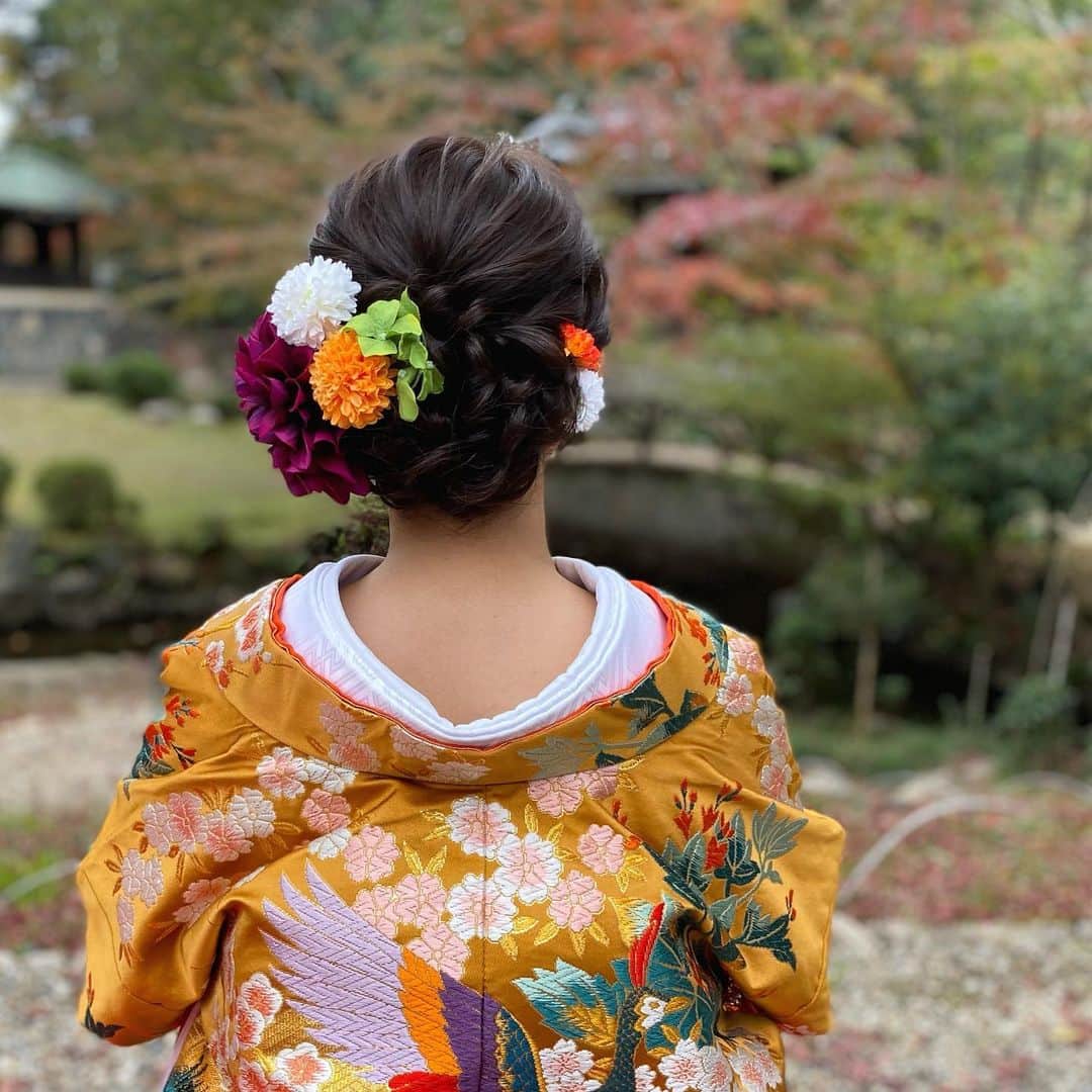 R.Y.K Vanilla Emuのインスタグラム：「結婚式の前撮り  すっきりめのアップ  #ヘアメイク#ヘアアレンジ#結婚式#セットサロン #ヘアセット #アップスタイル #プレ花嫁 #フォトウェディング #前撮り #結婚式ヘア #ロケーション撮影#結婚式準備 #ヘアアクセサリー #お呼ばれヘア#着物ヘア#花嫁ヘアメイク#2020秋婚 #成人式ヘア#花嫁ヘア#成人式#振袖ヘア #花嫁ヘアスタイル #振袖#ブーケ#生花#ドライフラワー#髪飾り#結婚式前撮り#ウエディングヘア#出張ヘアメイク」