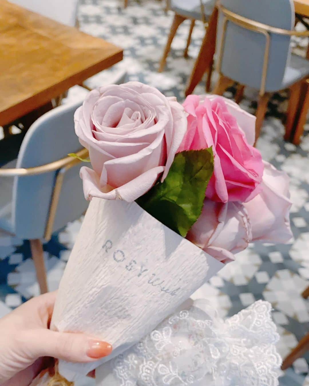 白井ゆかりさんのインスタグラム写真 - (白井ゆかりInstagram)「長年強い思い入れのあった、﻿ このシャビーなカラーの薔薇。﻿ ﻿ 花束をもらうことはたくさんあっても、﻿ 私が本当に欲しい、この薔薇に出会うことはなかった。﻿ ﻿ これをもらった瞬間運命を感じたよ🥀﻿ ﻿ 女の子だけどね😚💕﻿ ﻿ ﻿ @marina.rosytokyo ちゃんありがとう🥀」11月29日 19時25分 - yukarealestate