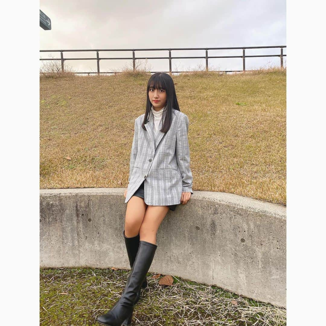 小見山沙空さんのインスタグラム写真 - (小見山沙空Instagram)「🐒🍂 ・ ・ ・ ・ ・  👗個人的に、ミニスカにロングブーツが最高に可愛いと思っています🙈脚長効果もあってオススメです🥰 どちらもトレンドのレザー生地です💓  #ngt48 #小見山沙空 #トレンド #トレンドコーデ #レザースカート #レザー #ロングブーツ #黒 #ジャケット #かわいい #脚長効果 #最高 #インスタ映え #公園 #followｍe #フォロー」11月29日 19時26分 - sara.komiyama727