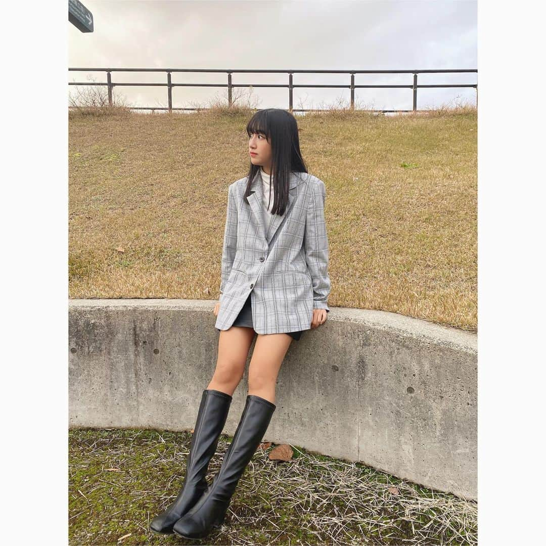 小見山沙空さんのインスタグラム写真 - (小見山沙空Instagram)「🐒🍂 ・ ・ ・ ・ ・  👗個人的に、ミニスカにロングブーツが最高に可愛いと思っています🙈脚長効果もあってオススメです🥰 どちらもトレンドのレザー生地です💓  #ngt48 #小見山沙空 #トレンド #トレンドコーデ #レザースカート #レザー #ロングブーツ #黒 #ジャケット #かわいい #脚長効果 #最高 #インスタ映え #公園 #followｍe #フォロー」11月29日 19時26分 - sara.komiyama727