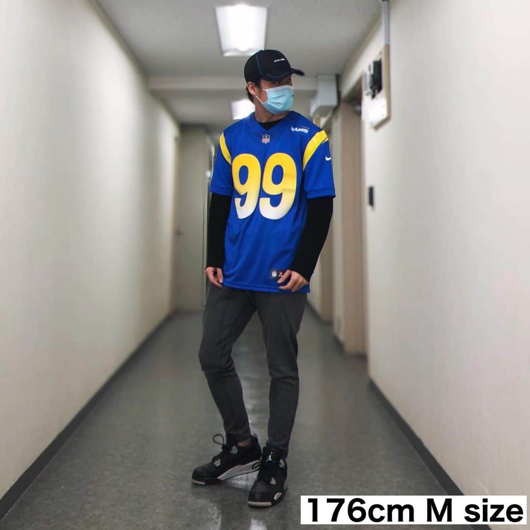 セレクションスタッフのインスタグラム：「.﻿ NFLジャージにファン待望の選手が入荷🤞🥳﻿ ﻿ ドナルド選手のは、リミテッドジャージです！﻿ 簡単にですがゲームジャージとの違いを画像にまとめました✨﻿ ﻿ 画像に載せなかった部分でその他違いは、﻿ ■サイズ感﻿ ■背番号部分﻿ ■価格﻿ ﻿ 他にもあるかもですが…着て👕見て👁わかる範囲はこの辺りかなと。﻿ ﻿ サイズ感ですが、リミテッドの方がやや小さめな作りのようです。と言うのも、伸縮性があまりないので伸びないから着るときジャストサイズだとちょっとキツく感じるんだとか。﻿ いつもゲームジャージMがマイサイズのスタッフが、同じサイズ着たところタイトに感じたようです。でも着れない無理❗️とまではいかないです😊﻿ ﻿ 背番号部分はツヤってした加工がしてありますネ✨﻿ ﻿ ﻿ 他沢山の選手のジャージ揃えてます!!気になる方はWEBサイトチェックしてみてくださいネ♥️﻿ ﻿ ﻿ #nfl #アメフト #アメフトが好きだ #セレクション新宿 #セレクション大阪 #フットボール #社会人アメフト #ロサンゼルスラムズ #アーロンドナルド #aarondonald #チャージャーズ #joeybosa #ナイキ」