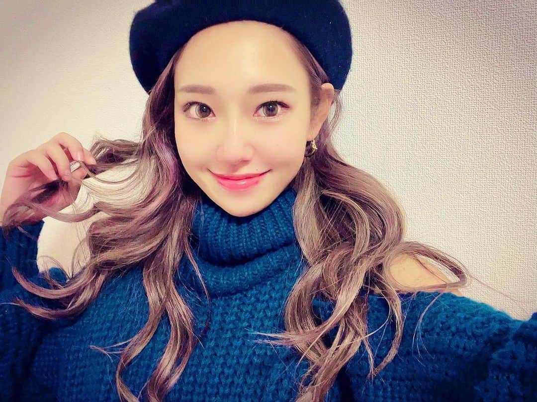 MIYAKOのインスタグラム：「. お気に入りのベレー帽💓💓💓 髪色もお気に入り💓💓💓 帽子大好き🥺❤️ベレー帽は前髪上げて被る派💁🏼‍♀️ . #selfie#hair#winterhair#ベレー帽#アプリ様々#実物とは異なります#笑」