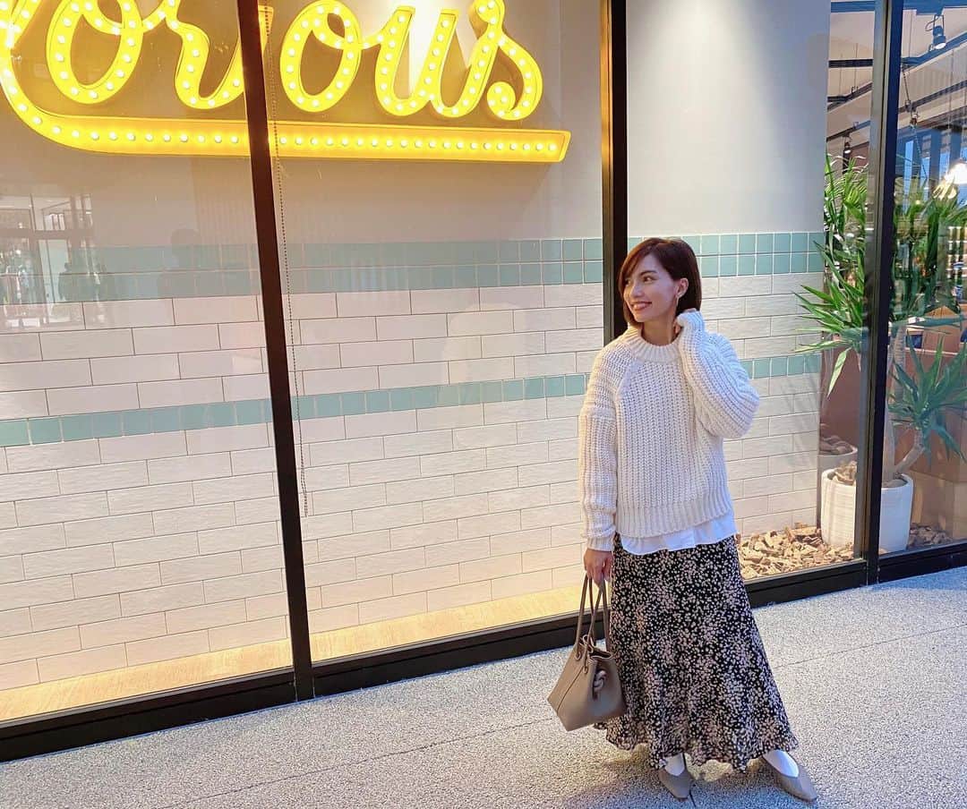 黒宮ニイナのインスタグラム：「先週の家族day👨‍👩‍👧‍👦 息子のスポーツ用品買いにアウトレットへ⚾️ 野球に熱中し出した息子のために、冬用の練習着やシューズを買ってきました！！  2人を連れてのお買い物は本当に落ち着かない💦常に走り回ってるし、とにかく遊ぶことが1番なので、主人と交代で買い物するのが必死🤣 男の子って何歳になったら落ち着くんだろうか。。🥲  お出かけの日はどっと疲れるけど、素敵なグリーン屋さんで癒されて可愛いコットンフラワーをお持ち帰りして気分良く帰りました🥰💐  #ママ #2児ママ #2人育児 #3歳差育児#男の子ママ #女の子ママ #30代ママ #今日のコーデ #ママコーデ #ママファッション #30代コーデ #30代ファッション #ニットコーデ #スカートコーデ #HM #milaowen #VASIC #vasicbondmini」