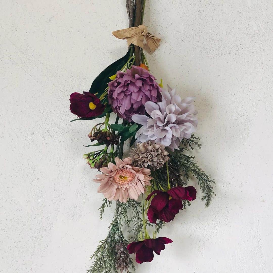 Diy Soho手作り倉庫さんのインスタグラム写真 - (Diy Soho手作り倉庫Instagram)「そろそろお正月飾り🎍の制作をしたいと思い、セリアにいきました。 お正月用のお花がまだ入荷していなかったのですが、最近のセリアさん、好きなカラーが入っていました。 セリアのお花だけで組み合わせたスワッグ、ブルー系とピンク系 #スワッグ #スワッグ手作り #セリア購入品 #100円ショップ #インテリア #インテリア雑貨」11月29日 10時30分 - diy_soho2