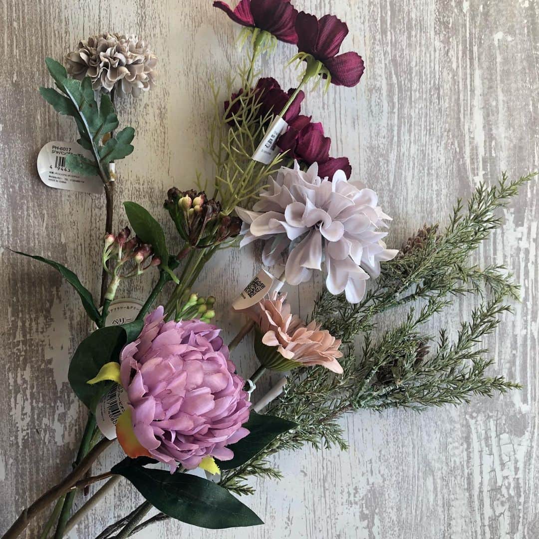 Diy Soho手作り倉庫さんのインスタグラム写真 - (Diy Soho手作り倉庫Instagram)「そろそろお正月飾り🎍の制作をしたいと思い、セリアにいきました。 お正月用のお花がまだ入荷していなかったのですが、最近のセリアさん、好きなカラーが入っていました。 セリアのお花だけで組み合わせたスワッグ、ブルー系とピンク系 #スワッグ #スワッグ手作り #セリア購入品 #100円ショップ #インテリア #インテリア雑貨」11月29日 10時30分 - diy_soho2