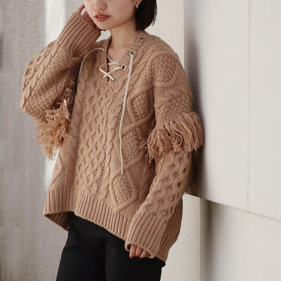 のインスタグラム：「＼NEW ARRIVAL／ #レースアップケーブルニット モカ/オフホワイト ¥12,100(tax in) ____________________________________________________ ケーブル編みと袖のフリンジが存在感あるニット ヒップが少し隠れる丈感なので 腰回りのスタイルカバーもしてくれます！ . . ▪️ SHOP&RUNWAY channel 対象OUTER ×KNIT 税込¥22,000 SET販売実施中 ____________________________________________________ .  下記 アカウントTOPページリンクより 各サイトをご覧下さい🔗 . RUNWAY channel▶︎ @ungrid_official  ZOZOTOWN▶︎ @ungrid_staffsnap  . アイテムはタグをご覧下さい🏷 . #Ungrid #Ungrid_official #RUNWAYchannel  #ZOZOTOWN」
