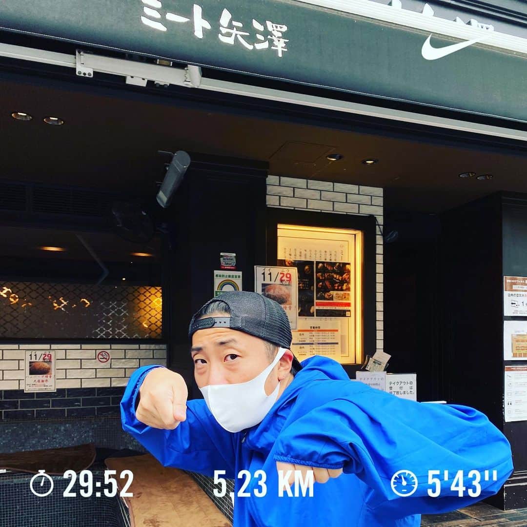 ゆってぃさんのインスタグラム写真 - (ゆってぃInstagram)「🏃‍♂️🏃‍♂️  今月も無事（暇）100キロラン終了。イイ肉の日！  #ゆってぃ #ワカチコ #人力ランでしょう #running #ランニング #ミート矢澤 #謎の食べポーズ #肉の日 #今日はこれから大仁田 #有刺鉄線電流爆破デスマッチ」11月29日 10時45分 - yutty52_yuta