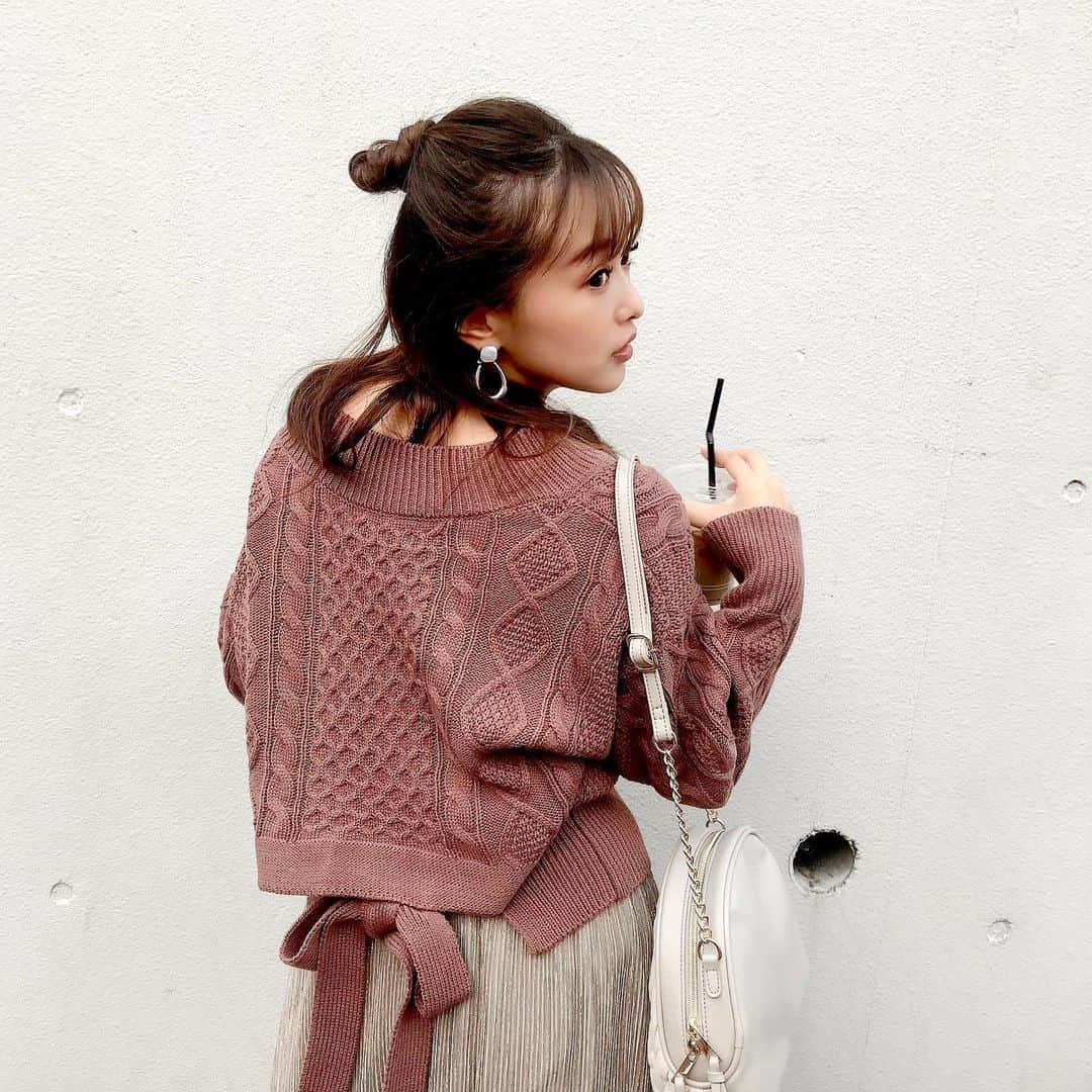 村崎英絵のインスタグラム：「はな4days♡3日目 全然ストーリーが間に合ってなくて ごめんなさい🥺 こんな世の中なのに 本当にたくさんの方が来てくださって ブランドプレスとしても嬉しい限りです！ コロナが目に見えていたら絶対5.6発はパンチさせて欲しい笑 ㅤㅤㅤㅤㅤ 来られない方からもDMをたくさんいただき 感謝の気持ちでいっぱいです♡ ㅤㅤㅤㅤㅤ ありがとうございます🥺💗 ㅤㅤㅤㅤㅤ お客様とお会いする度 何度も私はファッションとお客様が喜ぶ顔が好きなんだなと実感する♡ ㅤㅤㅤㅤㅤ 実は夏からずっと他に好きなことは何だろう？ 他に楽しいことは何だろう？ 私にとって幸せな事って何だろう？とか… 今の自分が好きなこと以外でもいろいろ探してみたけどなかなか見つからなくて ㅤㅤㅤㅤㅤ お客様に喜んでもらえる事、楽しんでもらえる事が1番、私が楽しめて好きな事で いくら悩んでもこれしか出てこなかったです笑 ㅤㅤㅤㅤㅤ ㅤㅤㅤㅤㅤ 私の成長をずっと見てきてくれて 私が成長すればするほど みんながいつも喜んでくれて それが嬉しくて、常に新しい事を学びたい挑戦したいって思えて ㅤㅤㅤㅤㅤ  私もお客様も気持ちを伝える場所はSNSが多くなっても、やっぱり喜んでもらえる、楽しんでもらえる事が1番私にとって幸せな事は変わらなくて ㅤㅤㅤㅤㅤ ㅤㅤㅤㅤㅤ きれいごと言ってるって思うかもだけど 本当にいくら考えても頭ひっくり返しても 恥ずかしいくらいこれしか出てこなくて😭 ㅤㅤㅤㅤㅤ ㅤㅤㅤㅤㅤ 挫けそうになっても いつもみんなからのお手紙やコメントやお話で、頑張らなきゃってなっていたから 仕事でもプライベートでもなんだかんだ気持ちが安定していて 私の事を一人一人がみんなで支えてくれて本当に感謝 ㅤㅤㅤㅤㅤ なんか、ありがとうを伝えようと思ったら 伝えたい事ありすぎて 私ずっと書き続けそうだから この辺にしておこう笑 ㅤㅤㅤㅤㅤ 3日目も頑張るぞーー💗💗 ㅤㅤㅤㅤㅤ #感謝 #ばいばいcecil #ニットコーデ #ハーフアップ #お散歩コーデ #ピンクニット」