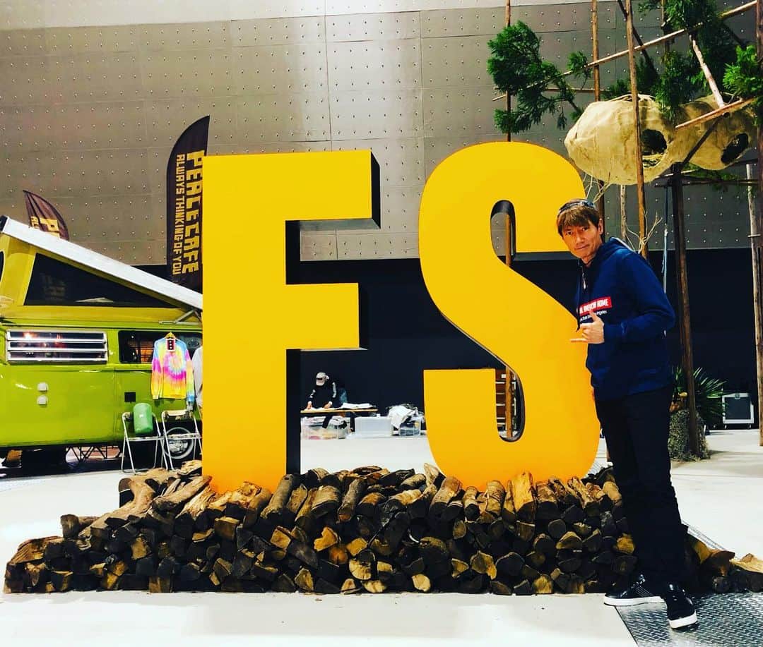 マイケル富岡のインスタグラム：「キャンプ行かない？アウトドアの祭典 Field Style 2020♡ #fieldstyle #aichiskyexpo #outdoor #lifestyle #camp #fun #happy #generalamericanhome #la #california #usa #マイケル富岡 #タレント #俳優 #撮影 #アウトドア #ライフスタイル #海 #actor #actorslife #surf #surfershouse」