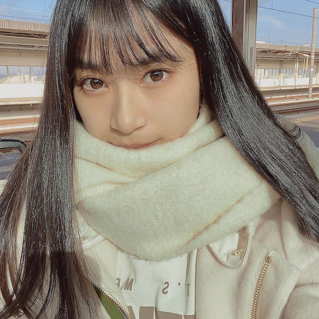 杉山緋那のインスタグラム：「マフラーは白が1番かわいい( Ꙭ)!!」