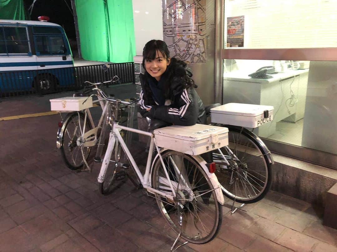加弥乃さんのインスタグラム写真 - (加弥乃Instagram)「「お巡りさんの自転車に触っちゃだめだから！」な1枚目と、 「でもせっかくセットなんだし触っちゃおう」な2枚目📸  #サイレントトーキョー  公開まであと5日‼︎🚔」11月29日 11時01分 - kayano210