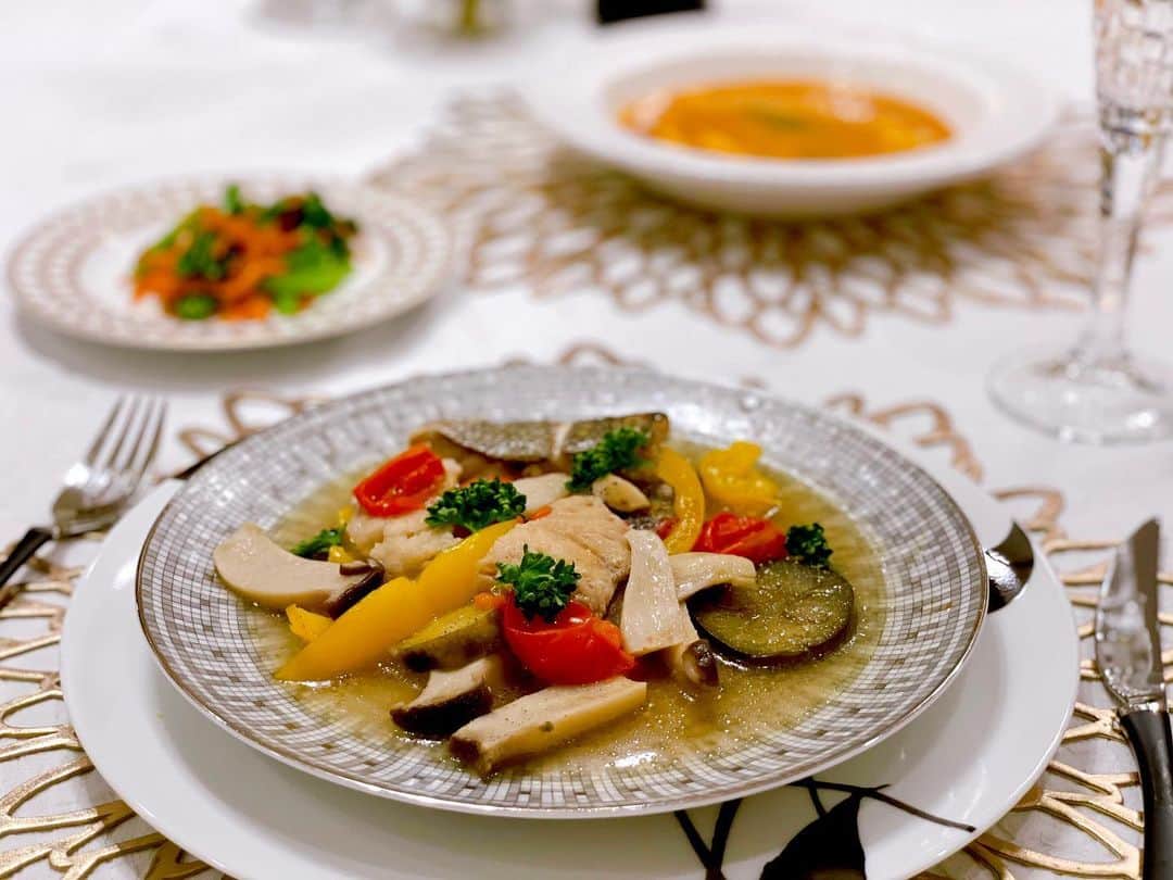 のインスタグラム：「いつかのおうちごはんです☺️🍽  この日はアクアパッツァとオマール海老のビスクと野菜のオリーブ和え😋  #料理 #手料理 #おうちごはん #アクアパッツァ」