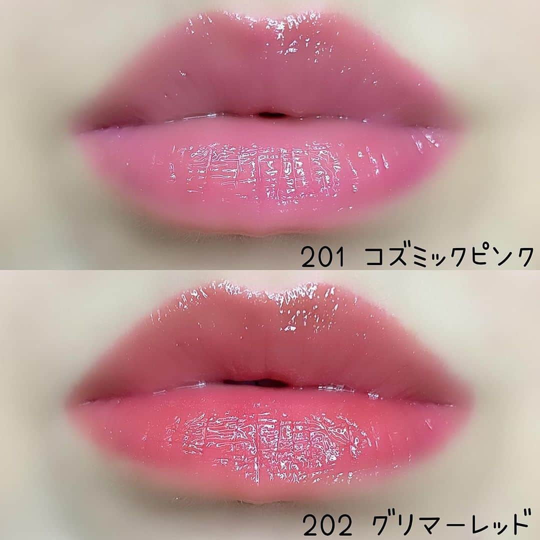 ささき ともみさんのインスタグラム写真 - (ささき ともみInstagram)「・ ティントリップといえばオペラ💄✨ ・ 女の子なら1人1本は必ず持っているんじゃないかなと 思うくらい飛ぶように売れているオペラのリップ💋 ・ そんなオペラからクリスマスシーズンを彩る ラメティントが発売されましたよー😍🎄 ・ ちなみにカラーは2018年に限定発売されて、 あまりの人気に即完売したあの2色が限定復刻…❗️ 前回買い逃した方は必見です🥺♡ ・ 💄 201 コズミックピンク 💄 202 グリマーレッド ・ 2020年11月25日start❗️ 現在発売中です✨ ・ ちなみに私も前回は買い逃してしまったので、 今回はとても嬉しいサプライズでした🤭✨ ・ 何といっても安定の色持ちの良さと、 透ける発色+キラキラのラメがすごく可愛いです🥺❤︎ マスクにリップがべったり…💦なんて事に ならないのも本当に嬉しい😫💓 ・ こちらの2色は公式オンラインストア限定色なので、 店頭ではなくWEBからの購入になります💡 ・ オペラ公式Instagram プロフィールトップのURLからも購入できます👌 ⬇︎  @opera_cosmetics  ・ ちなみ本日確認してみたところ、 コズミックピンクは完売していて グリマーレッドも残りわずかみたいです😫 ・ お見逃しなく💋💋 ・ ♡┈┈┈┈┈┈┈┈┈┈┈┈┈┈┈┈┈┈┈┈┈♡  #オペラリップティント#透けるラメ色ティント#リップティント#ティントリップ#PR#オペラ#口紅#赤リップ#ピンクリップ#リップ#プチプラコスメ#コスメ」11月29日 11時07分 - tomomi_sasaki_