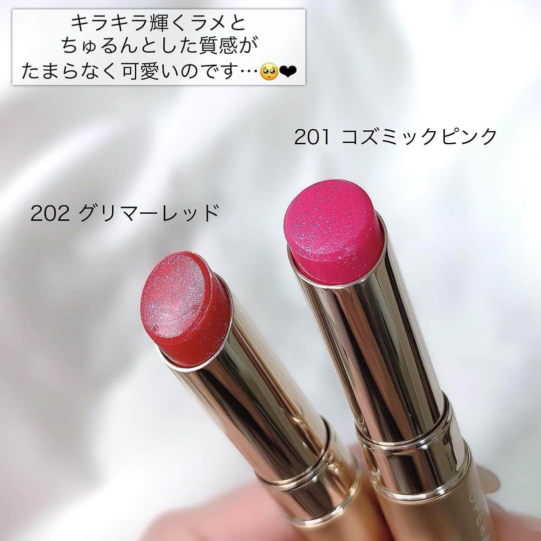 ささき ともみさんのインスタグラム写真 - (ささき ともみInstagram)「・ ティントリップといえばオペラ💄✨ ・ 女の子なら1人1本は必ず持っているんじゃないかなと 思うくらい飛ぶように売れているオペラのリップ💋 ・ そんなオペラからクリスマスシーズンを彩る ラメティントが発売されましたよー😍🎄 ・ ちなみにカラーは2018年に限定発売されて、 あまりの人気に即完売したあの2色が限定復刻…❗️ 前回買い逃した方は必見です🥺♡ ・ 💄 201 コズミックピンク 💄 202 グリマーレッド ・ 2020年11月25日start❗️ 現在発売中です✨ ・ ちなみに私も前回は買い逃してしまったので、 今回はとても嬉しいサプライズでした🤭✨ ・ 何といっても安定の色持ちの良さと、 透ける発色+キラキラのラメがすごく可愛いです🥺❤︎ マスクにリップがべったり…💦なんて事に ならないのも本当に嬉しい😫💓 ・ こちらの2色は公式オンラインストア限定色なので、 店頭ではなくWEBからの購入になります💡 ・ オペラ公式Instagram プロフィールトップのURLからも購入できます👌 ⬇︎  @opera_cosmetics  ・ ちなみ本日確認してみたところ、 コズミックピンクは完売していて グリマーレッドも残りわずかみたいです😫 ・ お見逃しなく💋💋 ・ ♡┈┈┈┈┈┈┈┈┈┈┈┈┈┈┈┈┈┈┈┈┈♡  #オペラリップティント#透けるラメ色ティント#リップティント#ティントリップ#PR#オペラ#口紅#赤リップ#ピンクリップ#リップ#プチプラコスメ#コスメ」11月29日 11時07分 - tomomi_sasaki_