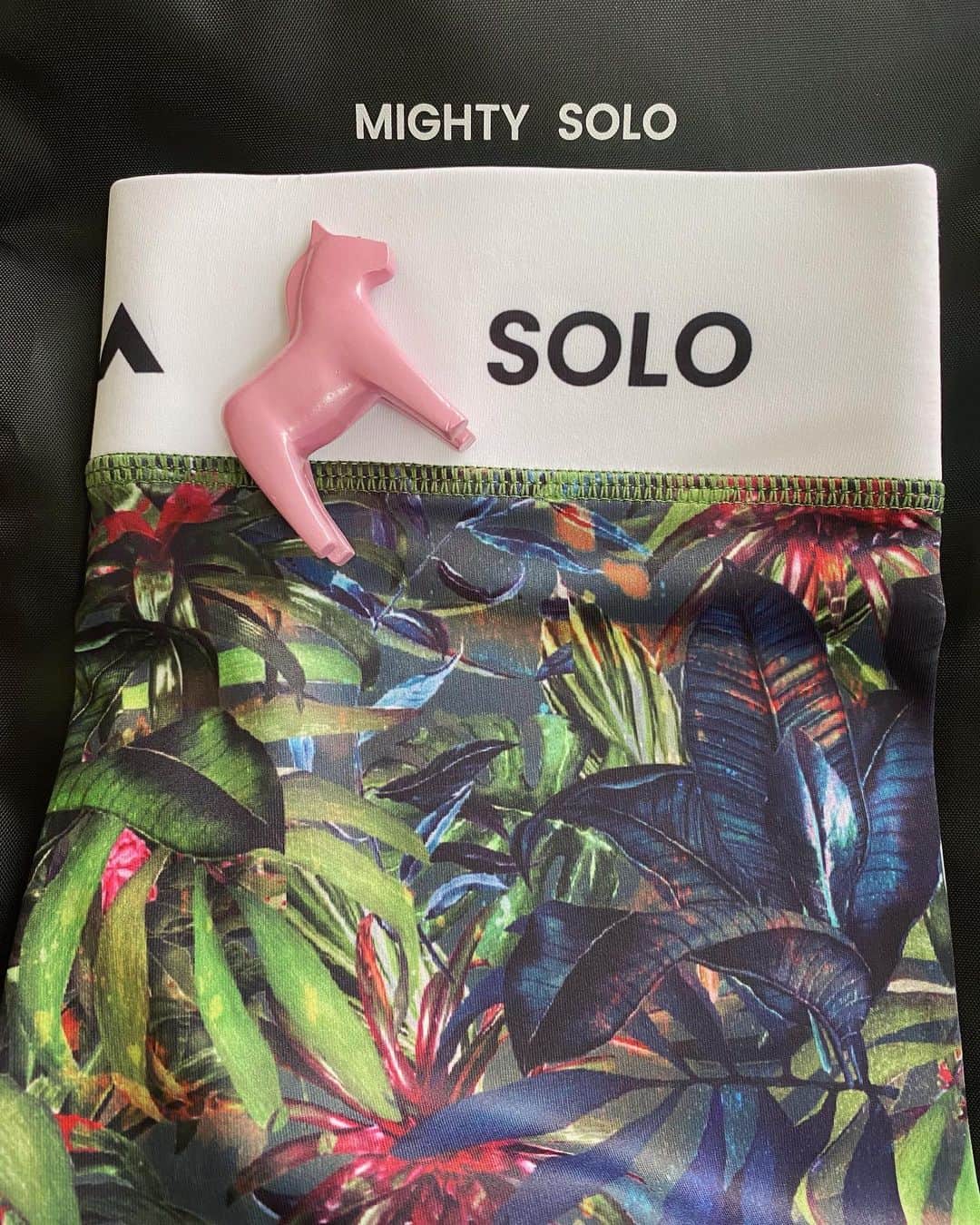 のインスタグラム：「🌿🤸🏼‍♂️フィットネスウェア🧘🏼‍♀️🌿 @mightysolo 今日も朝から頑張るよー💪😎 他にもいろんなデザインあるからまた欲しくなる🧬🧬 . 【公式ｵﾝﾗｲﾝｽﾄｱ】https://mightysolo.com/jp/ . ⚫︎15%OFFディスカウントコード/ erena15 ⚫︎送料無料 ⚫︎ Black Week期間限定キャンペーン実施中‼︎  期間中、全品20％OFF‼︎ さらにクーポンコード利用で最大35％OFF‼︎ ⚫︎30日までセットで購入すると35％OFFになり、さらにクーポンコード利用で最大50％OFFになるよ‼︎ . 年内最大SALEなのでこの機会にぜひ💋 . #IAmMightySolo#mightysolo#yoga#muscletraining#train#strong#training#fitnesswear#フィットネスウェア#ヨガ#筋トレ#ヨガ好きな人と繋がりたい#筋トレ好きな人と繋がりたい#痩せる筋トレ#休日はひたすら筋トレ#まだまだ鍛えたい#いつまでもストイックに#もっと強くなりたい#無敵なりたい#パワーアップ」