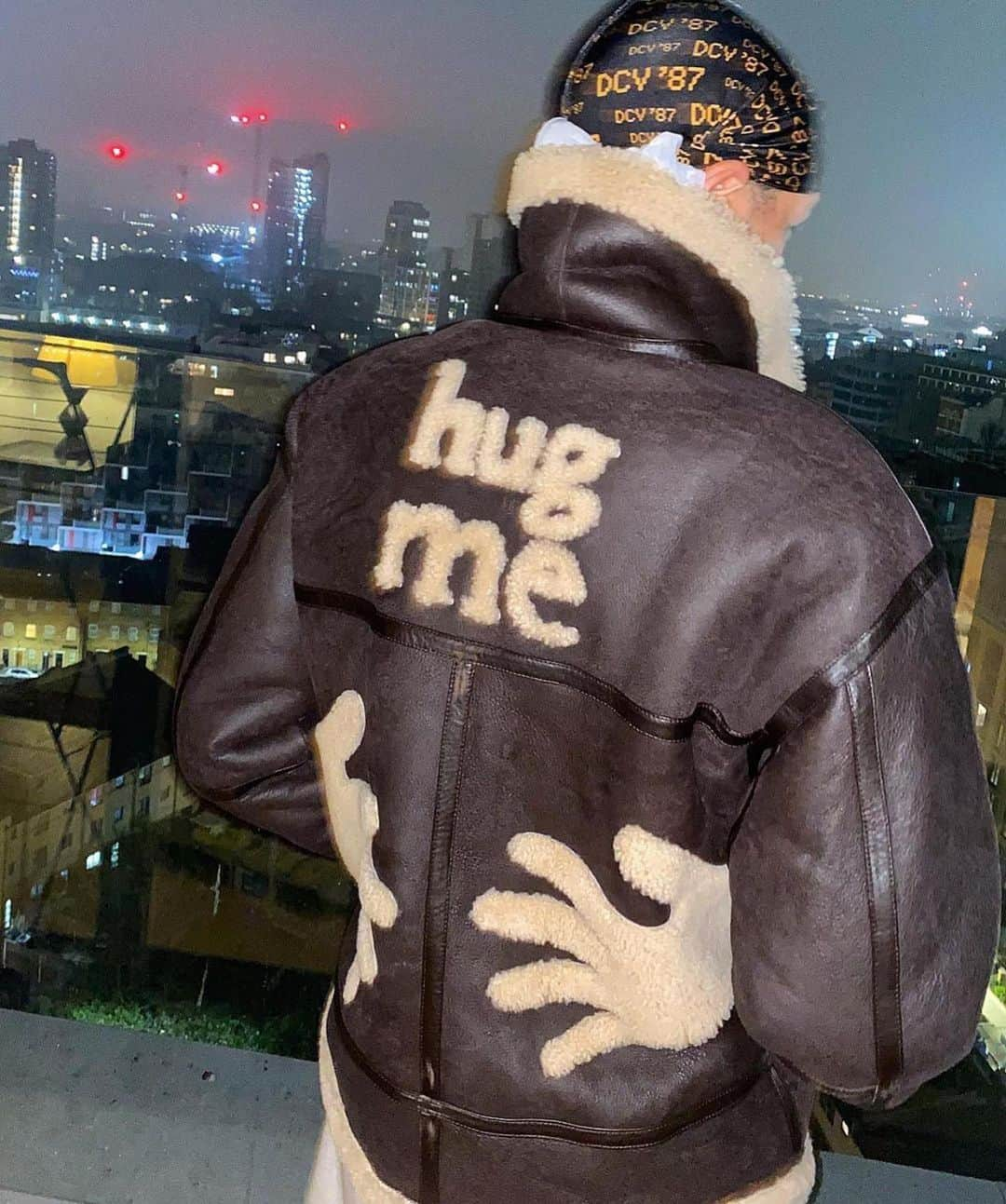 Moschinoさんのインスタグラム写真 - (MoschinoInstagram)「#Repost @hypeneverdies ・・・ @lucienclarke Rocking Palace x Moschino Leather Jacket👀 @palaceskateboards #moschino @itsjeremyscott #lucienclarke」11月29日 11時20分 - moschino