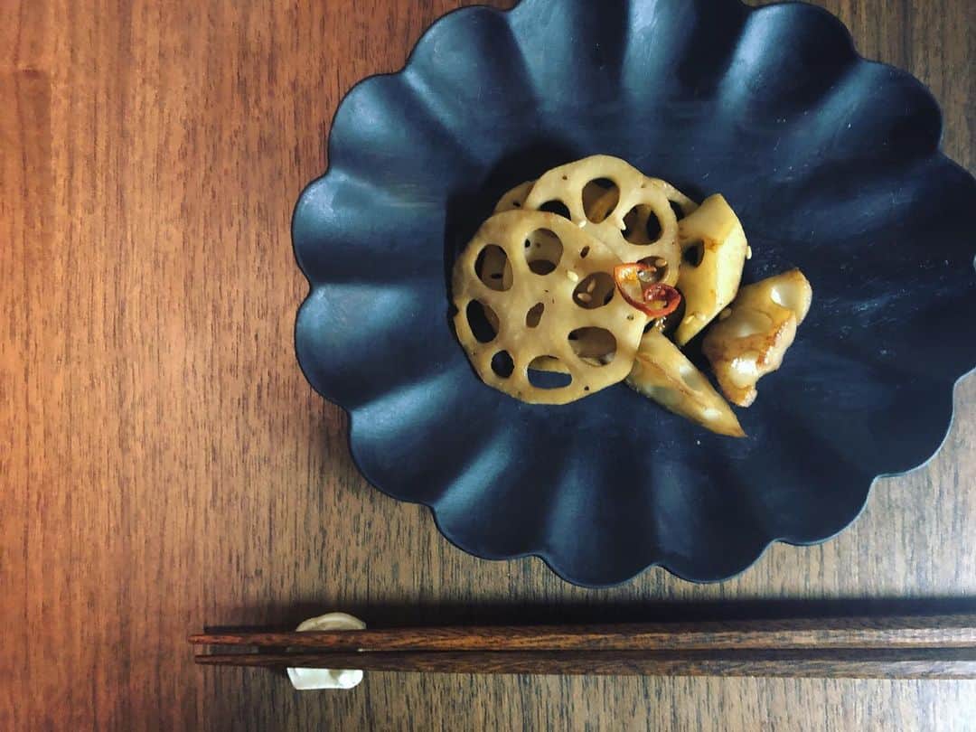 MIHOのインスタグラム：「【むらさきだし醤油】  地元のお友達がきんぴらを作る時に、これとみりんでササッとつくっていたのをみて、なんだ、コレ？と気になる、気になる  どうやら、お取り寄せしてるらしく、即便乗☺︎  受け渡しは待ってても楽しいココで、笑  最近は勝手に副菜1品増量キャンペーン中なので、こういう調味料好きデス  午前中につくって、そのままアレンの作業するんだけど、14時くらいからだから夜遅くなる〜、笑  ま、いっか  みなさんも免疫アップしてお過ごし下さいね☺︎  喉は乾かさないようにするにこしたことはないな、と、思う今日この頃デス  みんなも気をつけててね☺︎  #味むらさき醤油 #だし醤油 #むらさき醤油 #甘いのでお砂糖いらない #簡単調味料 #きんぴら #レンコン #器 #伊万里 #箸置き #みほのグウタラゴハン」