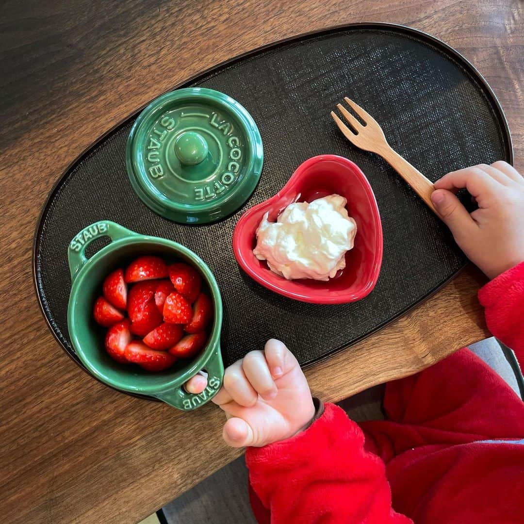 イム・ジヒョンさんのインスタグラム写真 - (イム・ジヒョンInstagram)「이제 후식 타임🍓🥛 그렇게 딸기는 쑥쓰러워 요거트에 숨었다고 합니다...」11月29日 11時24分 - imvely_jihyun