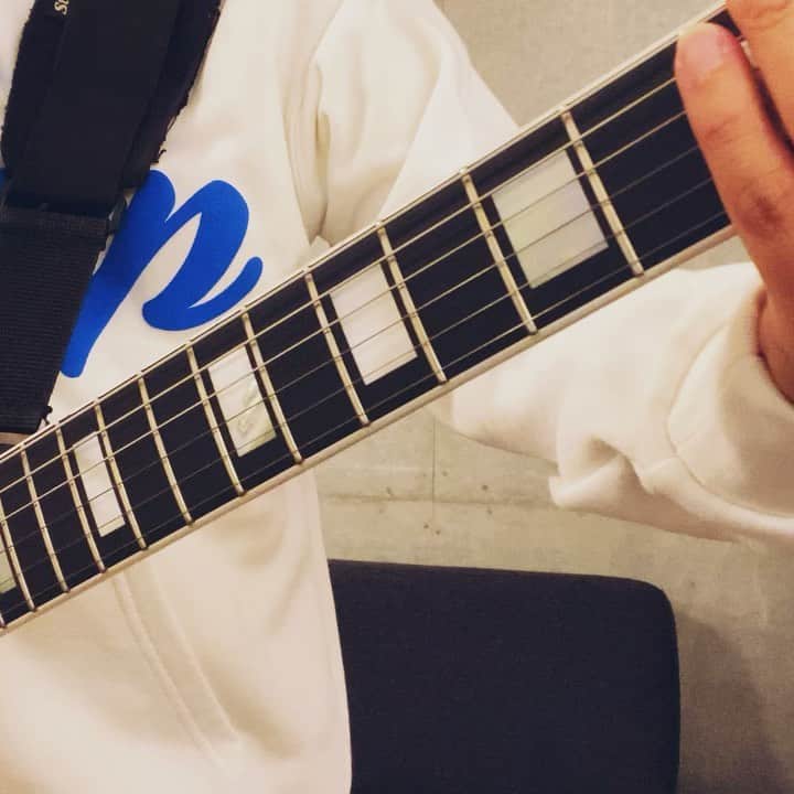 小野武正のインスタグラム：「茜色 / KEYTALK   2番Bメロ、、、たかたかてぃーん♪  本日20時よりKEYTALKオンラインライブ!! ギリギリまでチケット買えるよ！(*´ڡ`●) お楽しみに！！！  #keytalk #わしつなぎ #2周目」