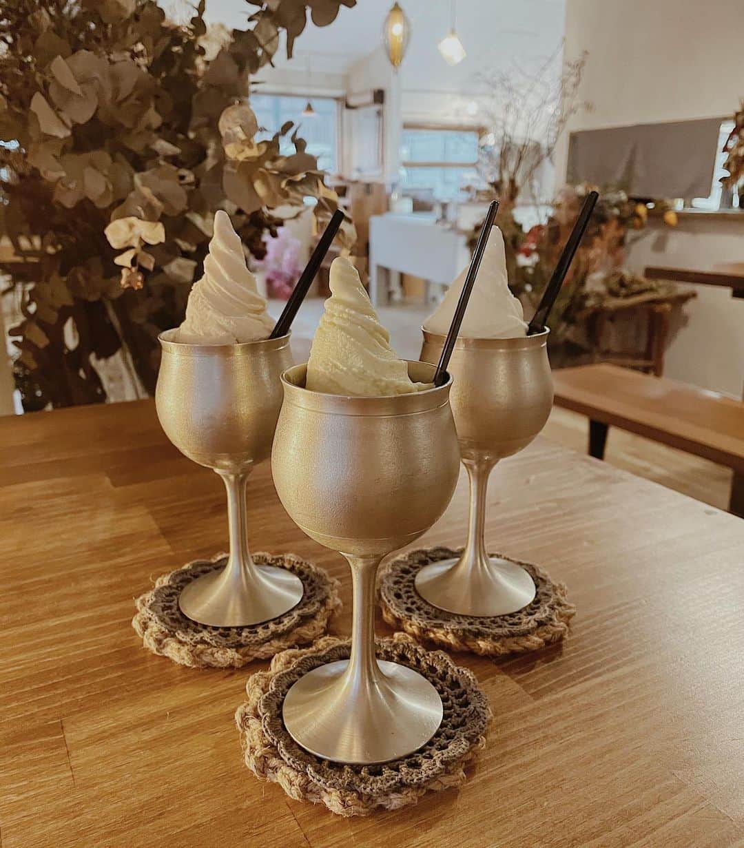 箕迫かなのインスタグラム：「🍦🍦🍦 . . 大好きなジェラート屋さん この日はマサラチャイ、ピスタチオ、塩 毎回気になる味がいっぱいで 紅芋、黒ゴマ、紅茶とかも 全部全部めちゃくちゃ美味しくて 全種類でって危うく言ってしまう事が ありそうでなさそう🤤（はい？） 空間も大好きで夫婦でされてるのも 素敵すぎてキュンが止まらん（キュン） . . #ジェラートピケ #ふわふわのええパジャマ #あ、違う違う #これは冷たい食べ物だ #あったかいパジャマではない #気付き」