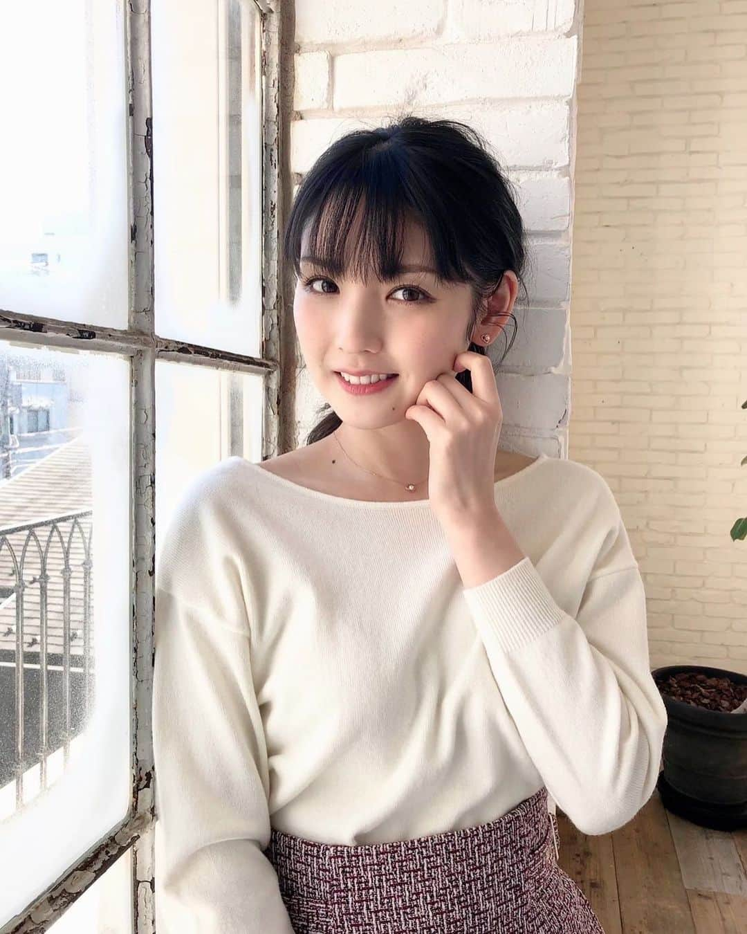 美人百花さんのインスタグラム写真 - (美人百花Instagram)「先日、さゆちゃんと、ハッピーキャンドルさんのジュエリー＆バッグの撮影でした💞﻿ ﻿ さゆみんがつけているのは、あこや真珠のベビーパールを使用したハートモチーフのジュエリー💎﻿ 色白のさゆ肌に、ピンクゴールドがすごく映えています✨🥺﻿ このピアスは2way仕様になっていてパールだけでも使えるんです😲！！その日の気分や用途でいろいろな付け方を楽しめますね☺️❄️﻿ 心臓をあらわすハートモチーフは、幸福の象徴とされていて、身につけると幸運をもたらすと言われているそう🥳🌙なんとも縁起がいいジュエリーです💗﻿ ﻿ 撮影当日は、たくさん可愛い写真が撮れたのですが、掲載枚数の関係で、泣く泣く厳選しました😭💞﻿ ﻿ 気になる記事は美人百花.comで公開中なので、ストーリーズから飛んでくださいね😉﻿ さゆみんが「これ、可愛い！」と言ってくれた千鳥柄のバッグも掲載してます。あわせてチェックを❣️😊﻿ ﻿ 編集MY﻿ ﻿ #美人百花 #美人百花com #pr #ジュエリー #ハッピーキャンドル #お守りジュエリー #道重さゆみ  ちゃん　#さゆみん #運気アップ #運気上昇  ﻿」11月29日 11時28分 - bijinhyakka