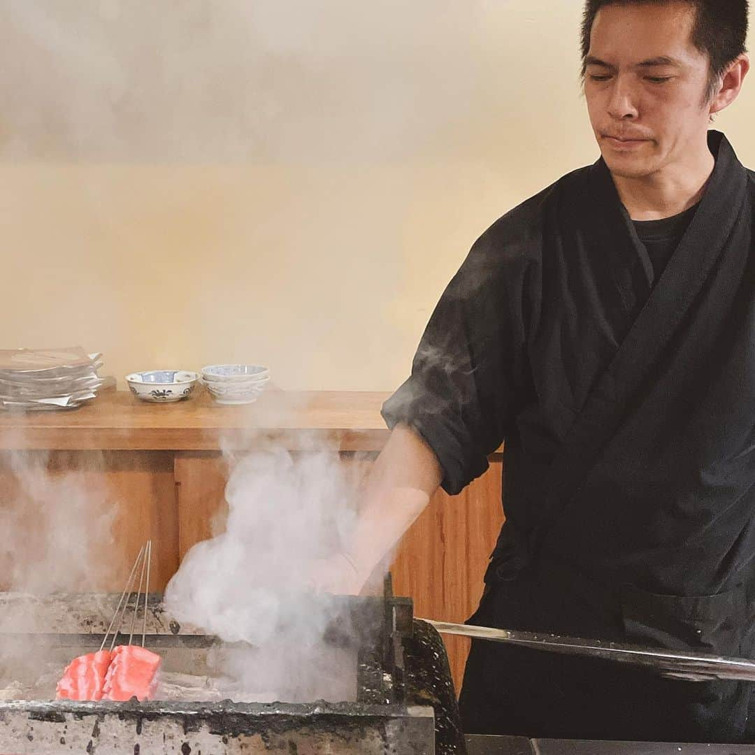 山岸久朗さんのインスタグラム写真 - (山岸久朗Instagram)「食べログうなぎ部門日本一の店が、静岡の山奥（失礼）にあると聞いてやってきた。 静岡駅からタクシーで20分。タクシーでやで⁉️お金を節約するために歩いてみたら、1時間45分かかりました😱 腹ペコで実食‼️ ところが、鰻と関係ないおかずが延々と…どないやねん笑笑 しかし！最後の画像の、松茸とカチョカバロのピザ！これメチャメチャメチャメチャ美味い‼️居並ぶフーディー達が全員無言に…今年食べたものの中で一番美味かった。これ食べるためだけでも来る価値あるわ。鰻関係ないけど。 #瞬 #炭焼き鰻瞬  #うなぎ #うなぎ屋 #うなぎ好き #うなぎパイ #うなぎ大好き #うなぎ好きな人と繋がりたい  #静岡 #静岡県 #静岡観光 #静岡グルメ #静岡カフェ #静岡旅行 #静岡ランチ #静岡ディナー  #shun #unagi #shizuoka #bollinger #bollingerchampagne  続く」11月29日 11時28分 - yamaben