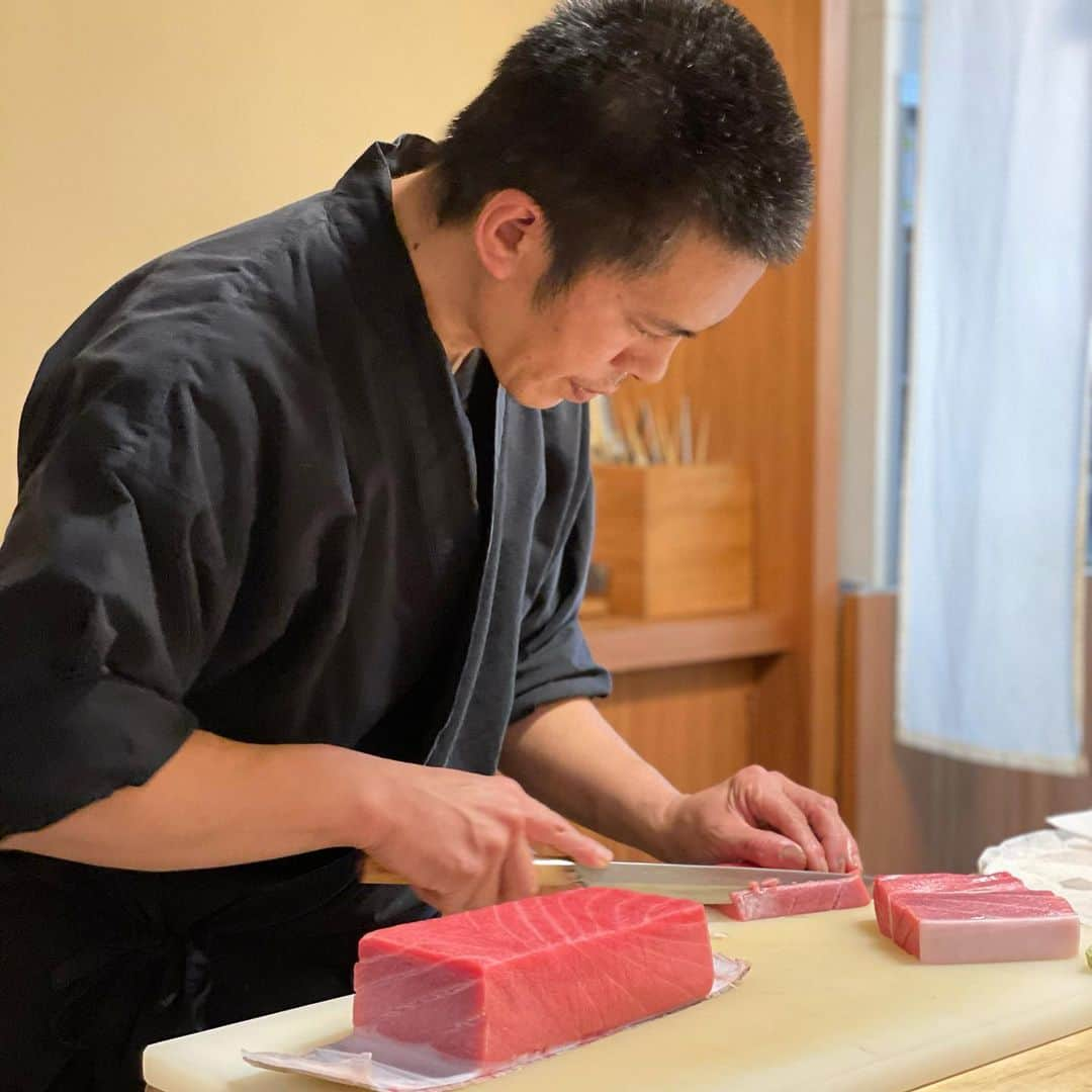 山岸久朗さんのインスタグラム写真 - (山岸久朗Instagram)「食べログうなぎ部門日本一の店が、静岡の山奥（失礼）にあると聞いてやってきた。 静岡駅からタクシーで20分。タクシーでやで⁉️お金を節約するために歩いてみたら、1時間45分かかりました😱 腹ペコで実食‼️ ところが、鰻と関係ないおかずが延々と…どないやねん笑笑 しかし！最後の画像の、松茸とカチョカバロのピザ！これメチャメチャメチャメチャ美味い‼️居並ぶフーディー達が全員無言に…今年食べたものの中で一番美味かった。これ食べるためだけでも来る価値あるわ。鰻関係ないけど。 #瞬 #炭焼き鰻瞬  #うなぎ #うなぎ屋 #うなぎ好き #うなぎパイ #うなぎ大好き #うなぎ好きな人と繋がりたい  #静岡 #静岡県 #静岡観光 #静岡グルメ #静岡カフェ #静岡旅行 #静岡ランチ #静岡ディナー  #shun #unagi #shizuoka #bollinger #bollingerchampagne  続く」11月29日 11時28分 - yamaben