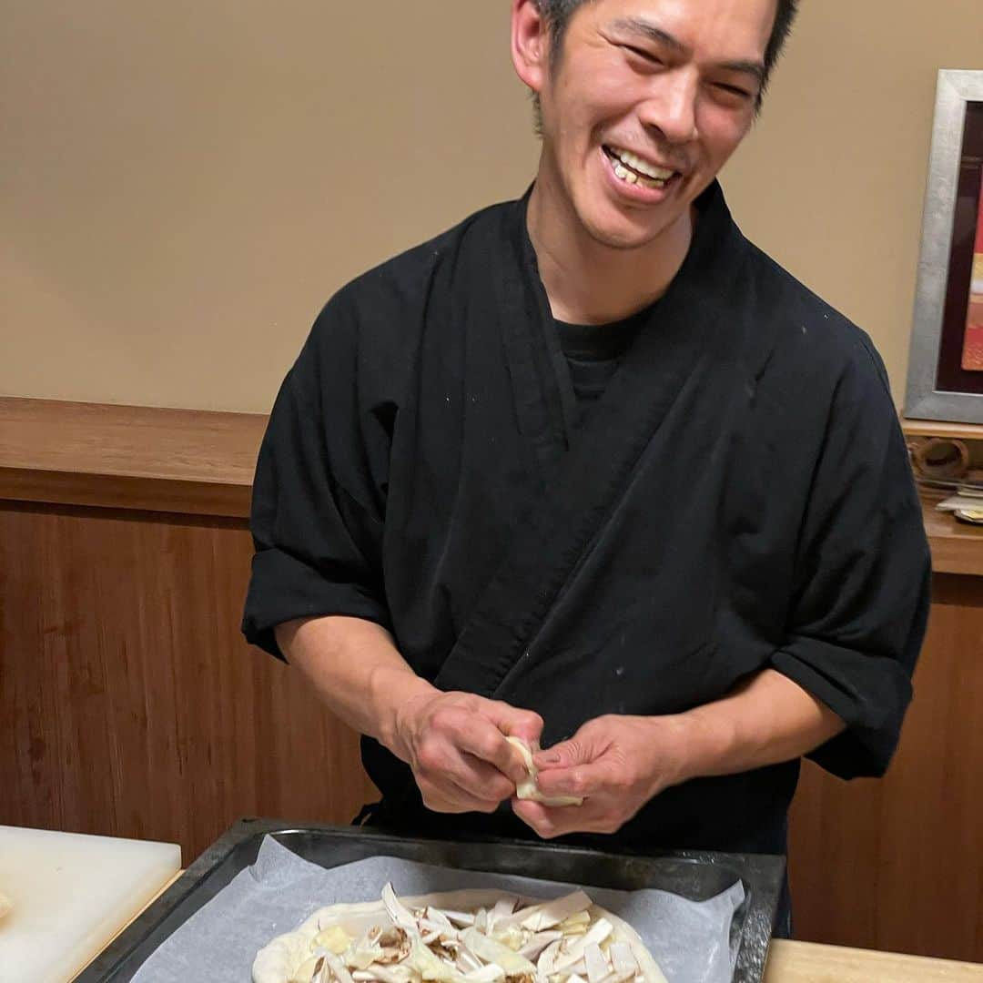 山岸久朗さんのインスタグラム写真 - (山岸久朗Instagram)「食べログうなぎ部門日本一の店が、静岡の山奥（失礼）にあると聞いてやってきた。 静岡駅からタクシーで20分。タクシーでやで⁉️お金を節約するために歩いてみたら、1時間45分かかりました😱 腹ペコで実食‼️ ところが、鰻と関係ないおかずが延々と…どないやねん笑笑 しかし！最後の画像の、松茸とカチョカバロのピザ！これメチャメチャメチャメチャ美味い‼️居並ぶフーディー達が全員無言に…今年食べたものの中で一番美味かった。これ食べるためだけでも来る価値あるわ。鰻関係ないけど。 #瞬 #炭焼き鰻瞬  #うなぎ #うなぎ屋 #うなぎ好き #うなぎパイ #うなぎ大好き #うなぎ好きな人と繋がりたい  #静岡 #静岡県 #静岡観光 #静岡グルメ #静岡カフェ #静岡旅行 #静岡ランチ #静岡ディナー  #shun #unagi #shizuoka #bollinger #bollingerchampagne  続く」11月29日 11時28分 - yamaben