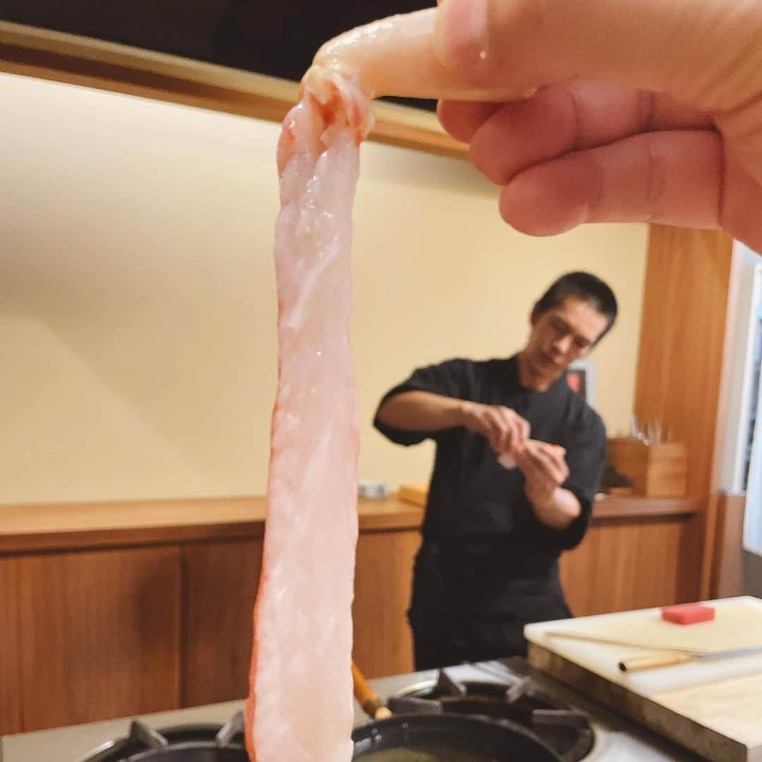 山岸久朗さんのインスタグラム写真 - (山岸久朗Instagram)「食べログうなぎ部門日本一の店が、静岡の山奥（失礼）にあると聞いてやってきた。 静岡駅からタクシーで20分。タクシーでやで⁉️お金を節約するために歩いてみたら、1時間45分かかりました😱 腹ペコで実食‼️ ところが、鰻と関係ないおかずが延々と…どないやねん笑笑 しかし！最後の画像の、松茸とカチョカバロのピザ！これメチャメチャメチャメチャ美味い‼️居並ぶフーディー達が全員無言に…今年食べたものの中で一番美味かった。これ食べるためだけでも来る価値あるわ。鰻関係ないけど。 #瞬 #炭焼き鰻瞬  #うなぎ #うなぎ屋 #うなぎ好き #うなぎパイ #うなぎ大好き #うなぎ好きな人と繋がりたい  #静岡 #静岡県 #静岡観光 #静岡グルメ #静岡カフェ #静岡旅行 #静岡ランチ #静岡ディナー  #shun #unagi #shizuoka #bollinger #bollingerchampagne  続く」11月29日 11時28分 - yamaben