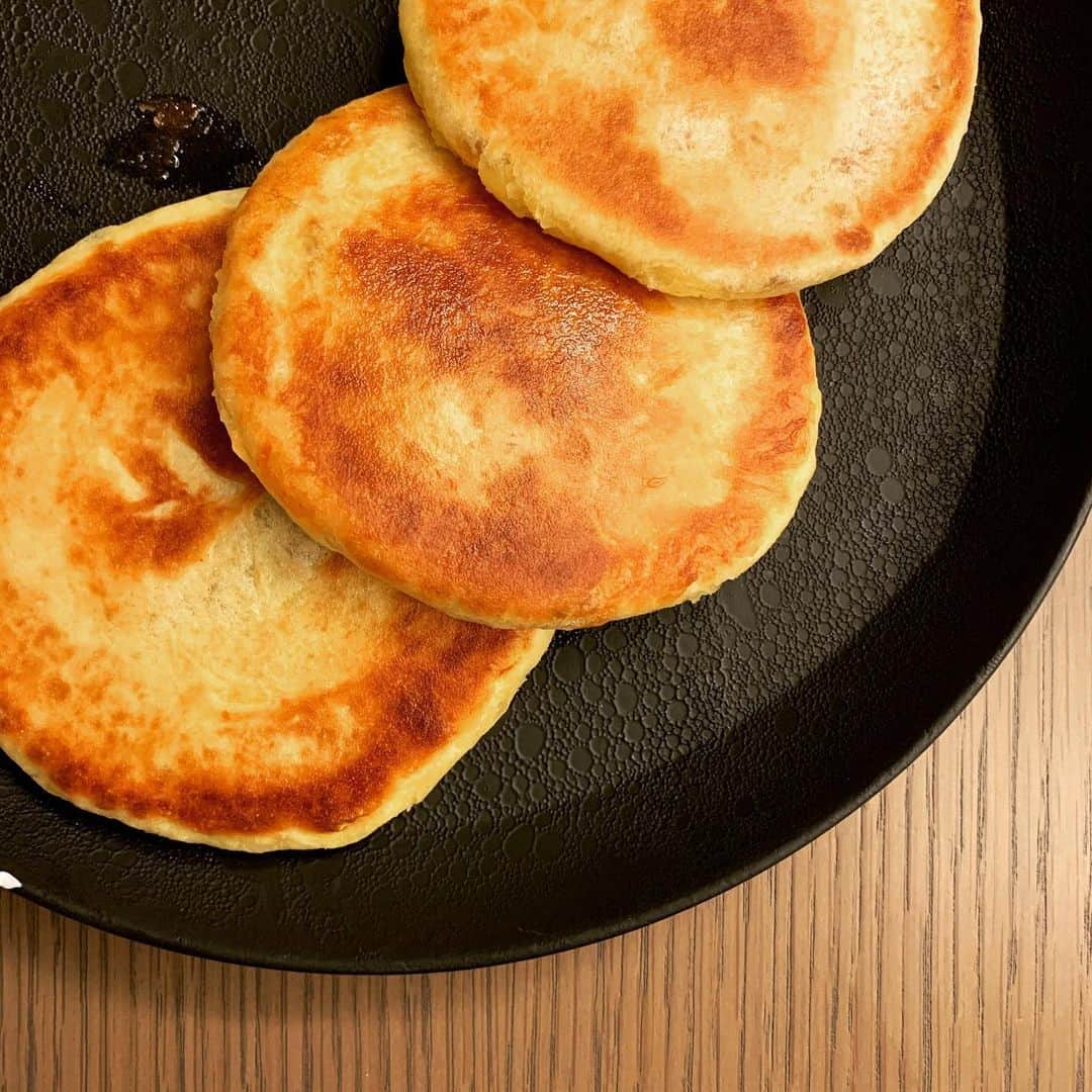 Mart（マート）編集部さんのインスタグラム写真 - (Mart（マート）編集部Instagram)「おうちおやつ、ホットック編😋 韓国のパンケーキみたいなものですね🥞 中に甘いホットックシュガーを仕込むので、アツアツを食べるとトロ〜リいい感じ😂 もち米が配合された生地は焼くともっちり、表面にカリッと焼き目をつければ、食感最高です👍  #ホットック #ホットックミックス #cjfoods #韓国スイーツ #おやつ #雑誌Mart #雑誌マート #Mart #mart #martmag #マート #中の人 #スタッフのおすすめ #編集KHS」11月29日 11時34分 - mart.magazine