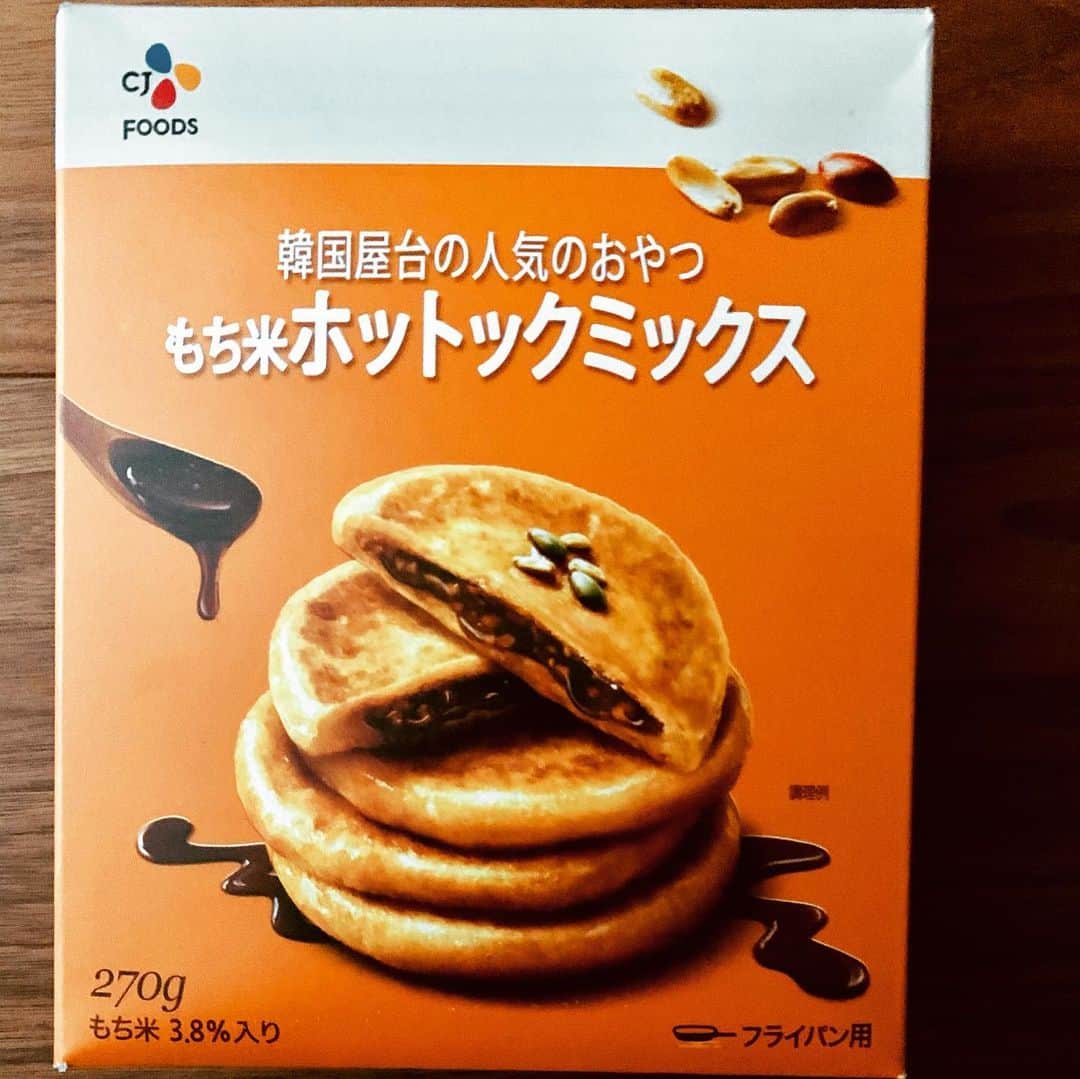 Mart（マート）編集部さんのインスタグラム写真 - (Mart（マート）編集部Instagram)「おうちおやつ、ホットック編😋 韓国のパンケーキみたいなものですね🥞 中に甘いホットックシュガーを仕込むので、アツアツを食べるとトロ〜リいい感じ😂 もち米が配合された生地は焼くともっちり、表面にカリッと焼き目をつければ、食感最高です👍  #ホットック #ホットックミックス #cjfoods #韓国スイーツ #おやつ #雑誌Mart #雑誌マート #Mart #mart #martmag #マート #中の人 #スタッフのおすすめ #編集KHS」11月29日 11時34分 - mart.magazine