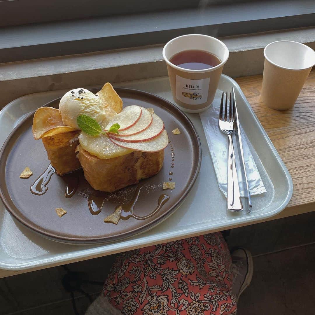uinoloscaのインスタグラム：「ゆっくりブランチ🍽 トッピングのさつまいもチップスが大好きなお菓子#おさつどきっ を思い出す味だった🥺 ・ ・ ・ #schoolbuscoffeestopkyoto #フレンチトースト #京都ランチ #京都カフェめぐり」