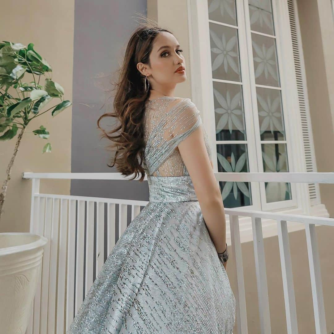 Cinta Lauraさんのインスタグラム写真 - (Cinta LauraInstagram)「What princess does this look remind you of? 👑 • 👗: @bella_saradicta  • #cintalaurakiehl」11月29日 11時41分 - claurakiehl