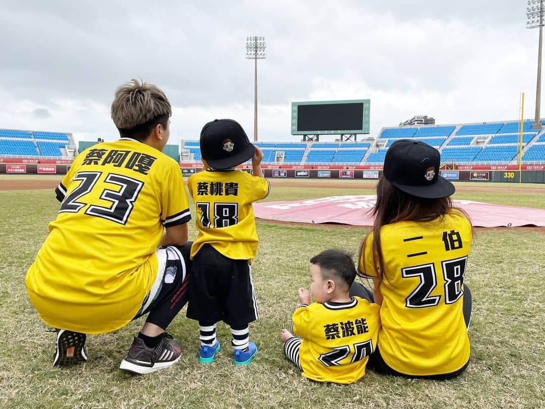 蔡阿嘎さんのインスタグラム写真 - (蔡阿嘎Instagram)「抵達桃園球場！感謝老天爺賞臉好天氣，等等1點見！😁😁(有開放200位可以免費踏進球場紅土觀賽喔)  #環島挑戰號 #百人棒球賽 #每次辦活動天氣都在賭人品」11月29日 11時44分 - yga0721