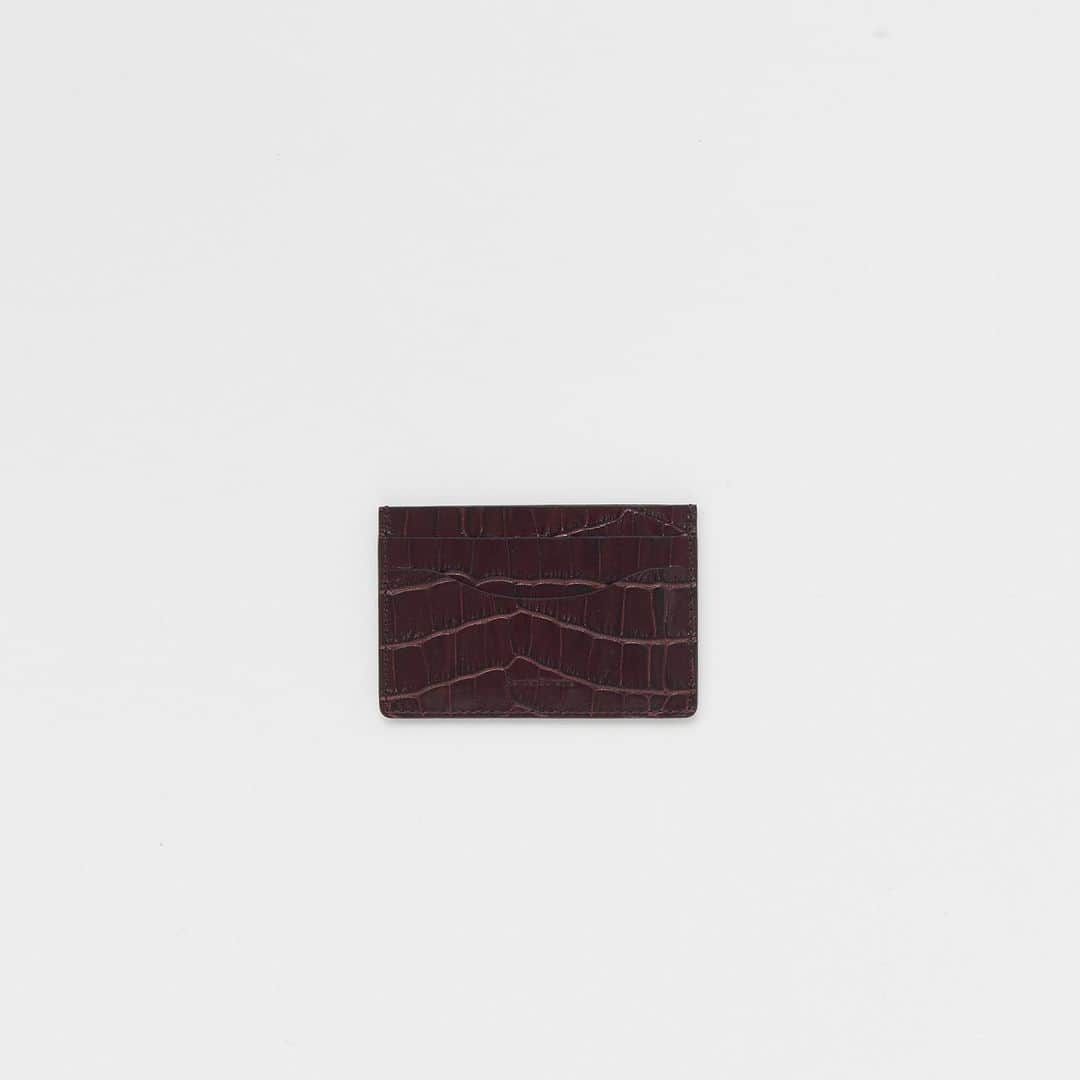 エンダースキーマのインスタグラム：「New collection, 2021ws(winter/spring) will be at stores from the 5th of Dec﻿ *flagship stores @sukima_shop and retailers in Japan﻿ *abroad mid Dec﻿ ﻿ model: cardholder﻿ color: black, choco﻿ ﻿ #henderscheme #2021ws」