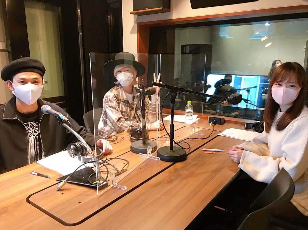 山田義孝のインスタグラム：「🫖🫖🫖 Tokyo-FM/JFN全国38局ネット 「皆藤愛子の窓Cafe」 (10:30〜10:55)おじゃましました😊 来週12月6日も出るよ✌︎ 聴いてねー！ #吉田山田 #皆藤愛子 #窓Cafe #絶賛キャンペーン中」