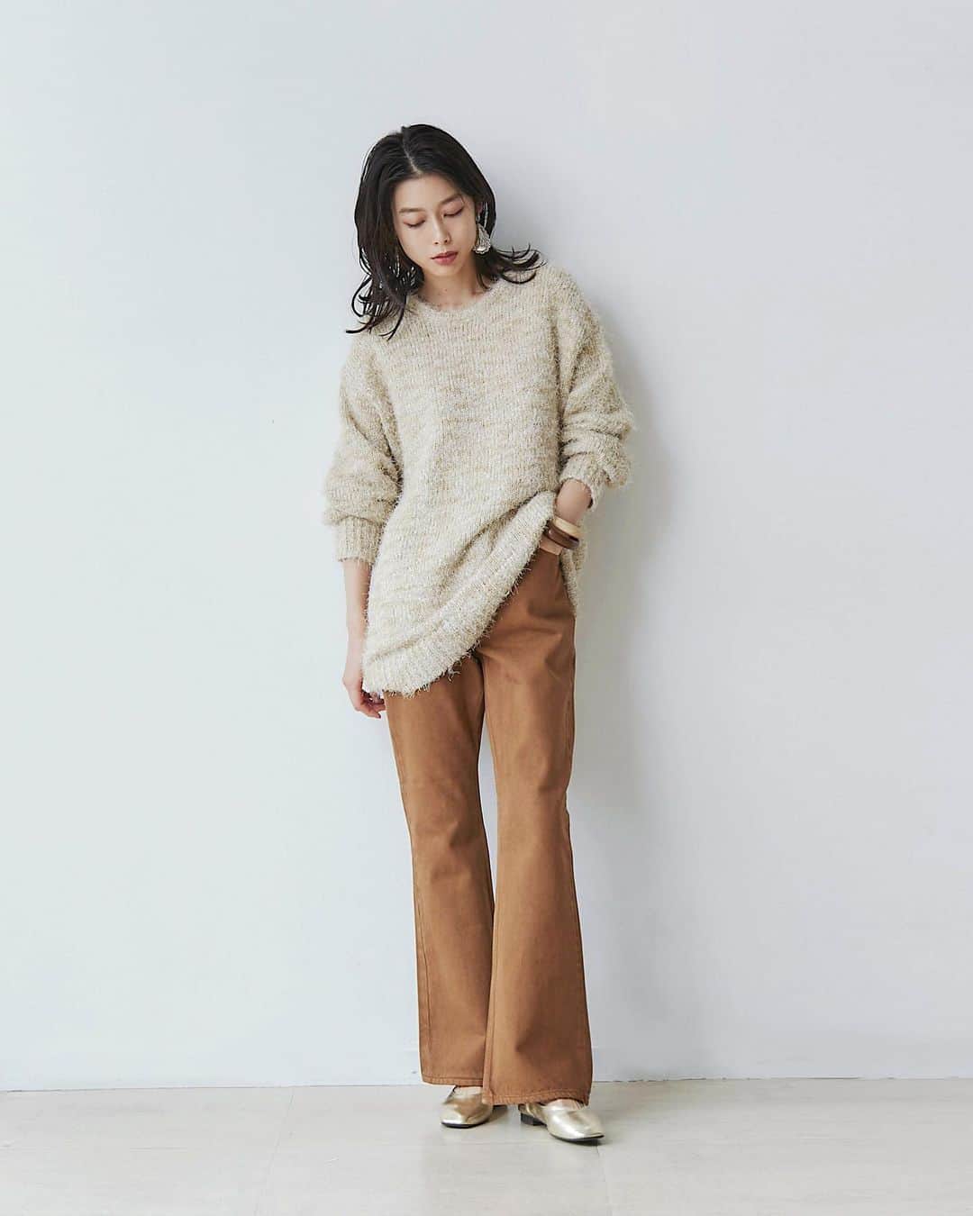 のインスタグラム：「. ＼＼ Ungrid DENIM／／ #ハイウエストカラーフレアデニム ベージュ/ブラウン 24/25/26インチ ¥17,600(tax in) _______________________________________ フレアシルエットが足を長く魅せてくれるデザイン トレンドのカラーで表現し新鮮な印象に ナチュラルカラーのデニムなので、 ワントーンや発色の良いカラーニットの 合わせにマッチします！ _______________________________________ . 下記 アカウントTOPページリンクより 各サイトをご覧下さい🔗 . RUNWAY channel▶︎ @ungrid_official  ZOZOTOWN▶︎ @ungrid_staffsnap  . アイテムはタグをご覧下さい🏷 . #Ungrid #Ungrid_official #RUNWAYchannel  #ZOZOTOWN」