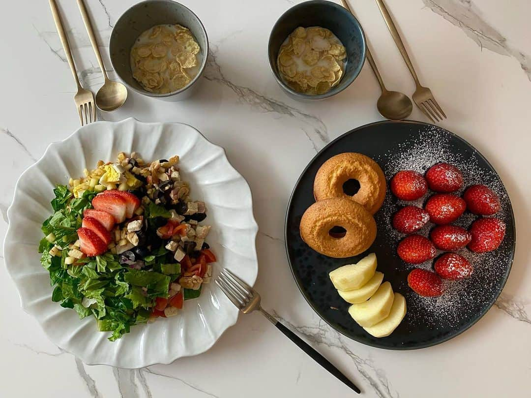 パク・ソルミさんのインスタグラム写真 - (パク・ソルミInstagram)「아침🥗  우연히 알게된 샐러드맛집.  다양한 채소를 접하려면 금방 시들어버리고 버려지는것들이 많아서 가끔식 먹고싶을때 배송하는 곳을 알아보던중 만난 곳!   샐러드와 어울리는 소스를 보내주시는데 전 입이 촌스러운건지 집에 있는 오리엔탈 드레싱이 좋더라구요 :)  #russianoliviersalad #healthymato #하루한끼는건강하게 #ssol_homecookedfood」11月29日 11時52分 - park_solmi