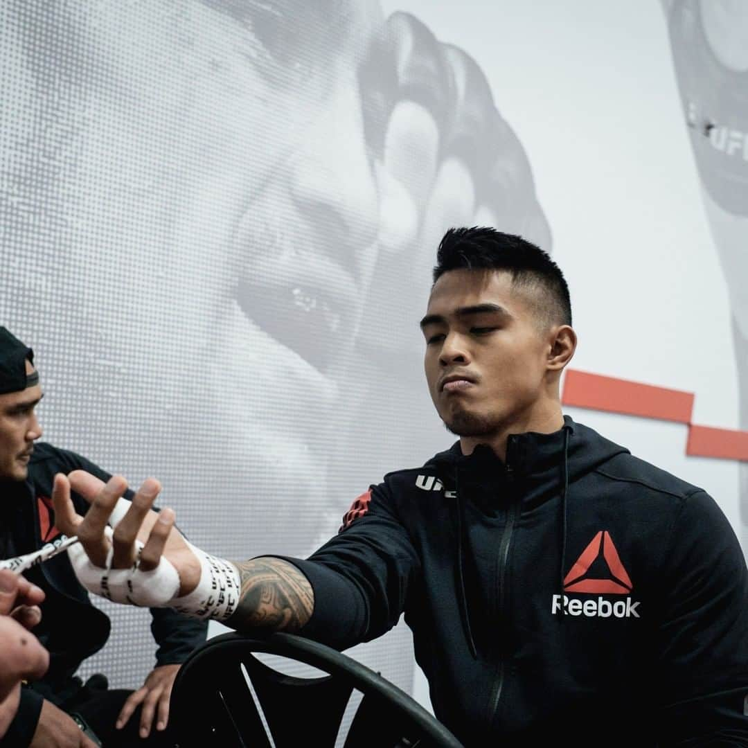 UFCさんのインスタグラム写真 - (UFCInstagram)「These featherweights kick off the main card in just a few 💢 Tune in NOW as we continue on ESPNews & #ESPNPlus. #UFCVegas15」11月29日 11時53分 - ufc