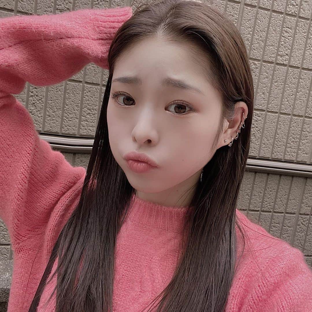 川本莉菜のインスタグラム：「何年ぶりってくらいで髪の毛染めたーずっと真っ黒だったけどアッシュベースで少し明るくしてもらいました！ . . . . . #me #ad #newhair #hairstyle #selfie #haircolor #ヘアスタイル　#ヘアカラー」