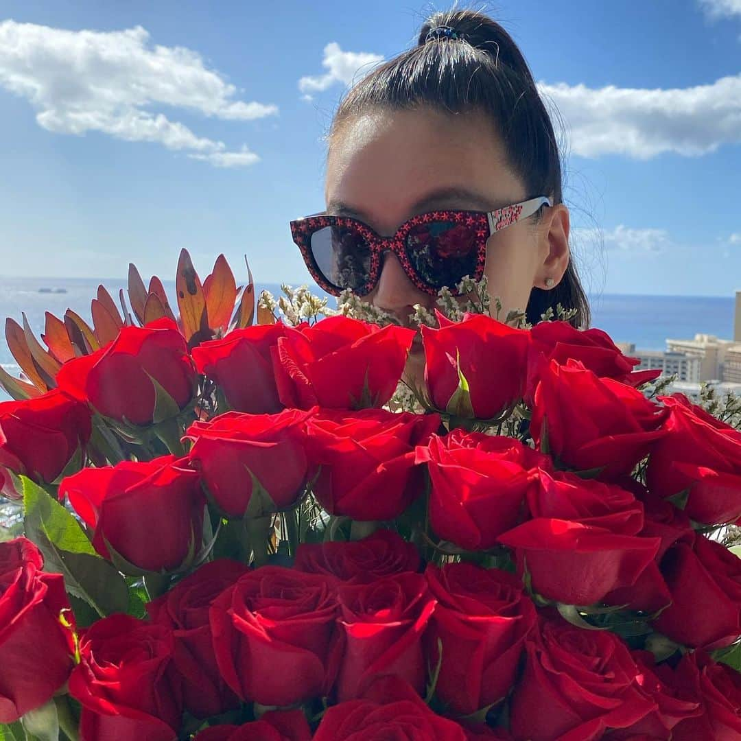 和央ようかさんのインスタグラム写真 - (和央ようかInstagram)「Land of roses 🌹   あー、薔薇🌹に包まれて幸せすぎる😍  #takakoworldstylin🌎 #lifestyle #hawaii #roses #rubysunglasses #yokawao #和央ようか」11月29日 12時03分 - yokawao0215