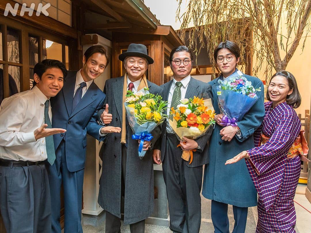NHK 連続テレビ小説「エール」のインスタグラム：「「エール」の前半で大活躍した方々のクランクアップの様子をお届け📷✨  いつも底抜けに明るい川俣銀行の３人 ＃相島一之 さん #松尾諭 さん #望月歩 さん🏦  熱い応援を送った団長 #三浦貴大 さんと #早稲田大学応援部 のみなさん📣  そして、皮肉屋だけど愛すべきコロンブスレコードのディレクター・廿日市誉を演じた #古田新太 さん🎼」