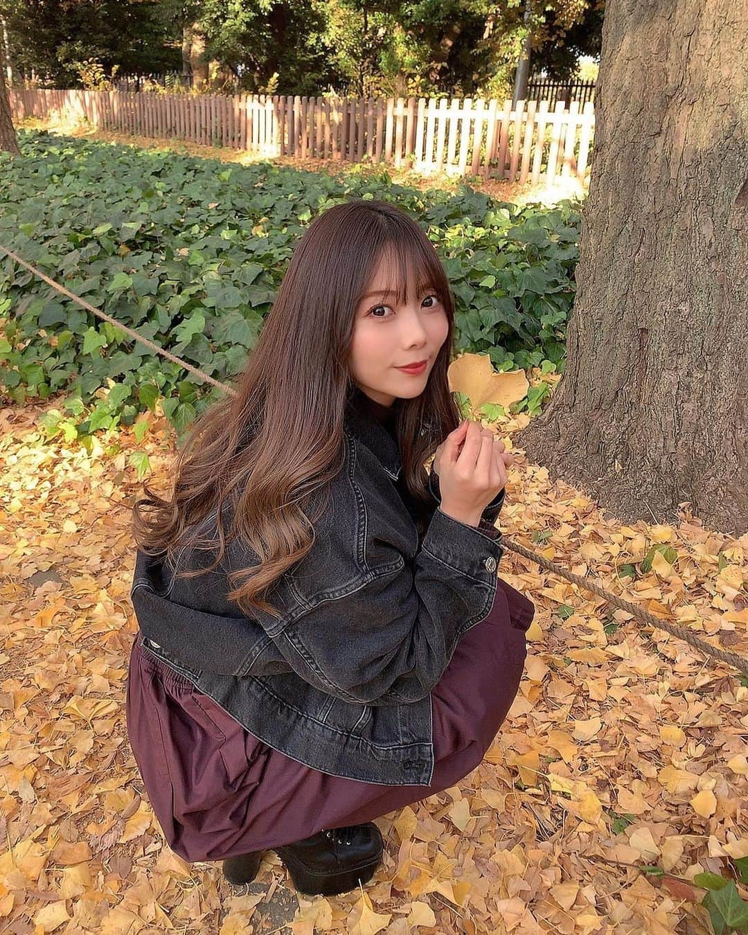 西村季里子のインスタグラム：「・  秋が終わる前に イチョウ並木見にいけた🍂  でももうだんだん 紅葉も終わって散ってくの悲しい😢🍁  金木犀の香り大好きなのに、 今年は感じたの短かった気がする…  だから金木犀の香水をずっとつけてる🥺 冬の間もずっと使おう✌🏻✌🏻  #紅葉#イチョウ#銀杏並木#銀杏 #外苑前#表参道#秋#金木犀#香水 #金木犀の香り#金木犀の香水  #follow#followｍe」