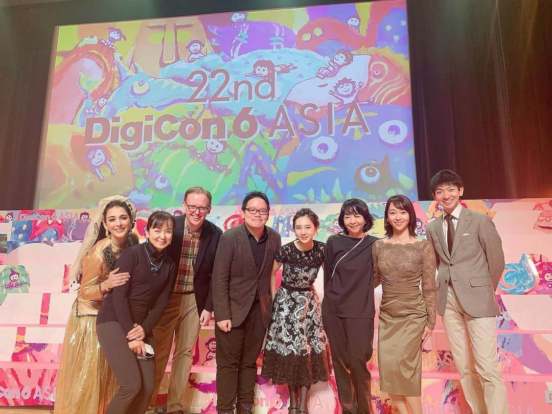 杉野希妃さんのインスタグラム写真 - (杉野希妃Instagram)「. I was one of the jury members at the 22th Digicon6 Asia. Thank you for amazing films and giving us positive energy!  アジアの16地域から、優れたコンテンツクリエイターを発掘することを目的として、TBSが主催する映像フェスティバル「第22回DigiCon6 ASIA」の審査員を今年も務めました。 クリエイターの皆さんの内なる宇宙をのぞきみて、新たな世界に出会い、大きなエネルギーと勇気をいただきました。  今年はコロナ禍で皆さんを日本におよびできないので、授賞式はリモートでの開催、トロフィー授与はCGで🏆 ちゃんと渡せられるかちょっとドキドキ...💘 グランプリを獲られた香港のコンキーさんの「この作品は香港という街へのラブレターのようなもの。我々の心、魂の源を忘れないでという想いを込めた」というコメントを聞いて、創作は祈りでもあるのだと改めてしみじみ...。 香港の今の社会情勢とも重なり、何度も反芻して胸が熱くなっています。  刺激的な作品を作ってくださったクリエイターの皆さんと、このような大変な状況にもかかわらず開催を決断されたデジコン関係者の皆さんに感謝の気持ちでいっぱいです。  デジコン公式サイトで作品を見られるので是非チェックしてみてくださいね👐 http://digicon6.com/22nd/  ASIA Grand Prize：KongKee（Hong Kong）”Dragon’s Delusion : Preface” ASIA Gold：KIM Leeha（Korea）”MASCOT”  #digicon6asia #デジコン #全てが夢であったとしたら全ての犠牲は幻影にすぎないでしょうか」11月29日 11時57分 - kikisugino