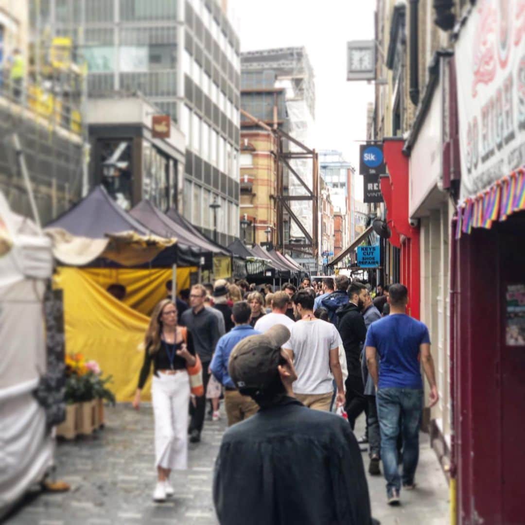 LAUNCHのインスタグラム：「LONDON🇬🇧  I'm thinking about what to eat  I will not think about it in this country」