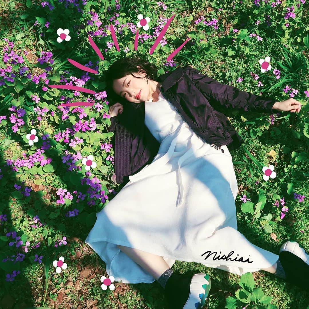 西田あいさんのインスタグラム写真 - (西田あいInstagram)「11月も終わり。  ぐっと寒くなったなー。 今年も残りわずか。 もう12月だなんて。。  ポカポカの日差しの下 お花の絨毯にゴロン。 今年の春🌼  #instagood #instalike #instaillustration #instaillustrate #illust #illustration #instaart #artstagram #japanesegirl #instaflowers #flowerstagram #ニシアイアート #ニシアイコーデ #ニシアイメイク #西田ヘア #ニシアイチャンネル #西田あい #150cmコーデ #naturephotography #naturelovers #flowerphotography」11月29日 11時58分 - nishidaai