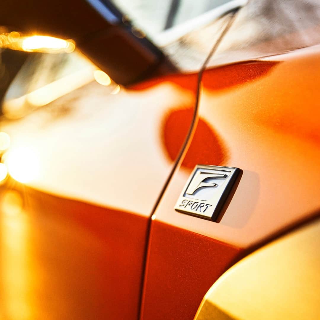 のインスタグラム：「光が生み出す陰影や色彩がさらに豊かな表情を見せる。  #レクサス #Lexus #LexusUX #レクサスUX  #UXと過ごす日常 #OneMoreThing #SUV #車好きな人と繋がりたい #クロスオーバー」