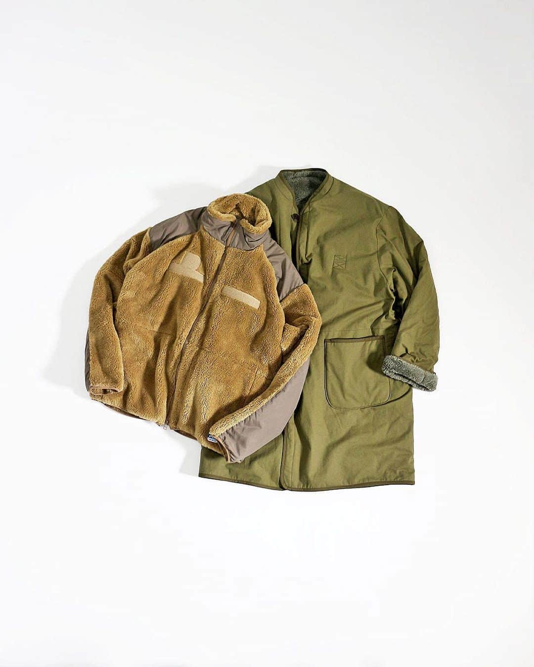 のインスタグラム：「【ARMY TWILL×JOURNAL STANDARD relume】﻿ ﻿ ミリタリーウェアには、どこか温か味を感じさせる特有の粗野な雰囲気がある。﻿ ﻿ 中でも北欧ミリタリーウェアには、アメリカと違ったデザイン性と機能美を備え、今日のファッションにも多大な影響を与え続けている。﻿ ﻿ アメリカをルーツに持つ、『ARMY TWILL』。﻿ ﻿ アメリカンミリタリーらしい、ボアフリースジャケットに加え、現代的なヨーロピアンミリタリーのテイストを取り入れた、ライナーコートをラインナップ。﻿ ﻿ タフさに関しても◎。﻿ ﻿ ﻿ #armytwill﻿ #millitary﻿ #millitarywear﻿ #冬アウター﻿ #今年のアウター﻿ #relume﻿ #journalstandardrelume﻿ #レリューム﻿ #recommendthbasics﻿ #relume_basic﻿ #relume_unisex﻿ #relume_casual」