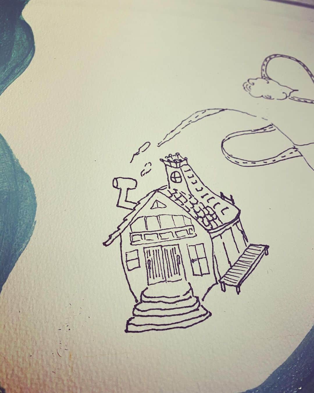 横沢ローラのインスタグラム：「これはね。Homeward Boundと言う曲のための絵。おかえり、ただいま！って言えるホームがひとつじゃない事は、素敵な事だと思う。 そして、誰かが待ってなくたって、都会で1人でだって、自分の場所がある事も素敵だと思ってる。 帰り道、と言う曲。 #シブヤクリスマスキャロル #shibuyachristmascarols #横沢ローラ #ナギーレーン #nagielane #アカペラクリスマスソング #渋谷学園合唱部 #渋谷発のクリスマスキャロル」